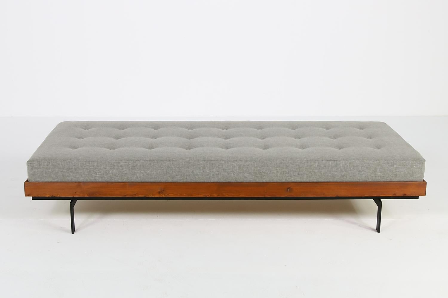 Beautiful Nathan Lindberg Siberian Larch wood (larix sibirica) daybed, teak vintage stained, all done in solid wood, steel base, minimalist design but heavy weight, high density foam mattress, covered with grey linen fabric, tufted - matching high