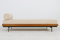 Nathan Lindberg Daybed Mod 31 Sofa Mélèze:: acier:: teck:: fourrure de peluche beige