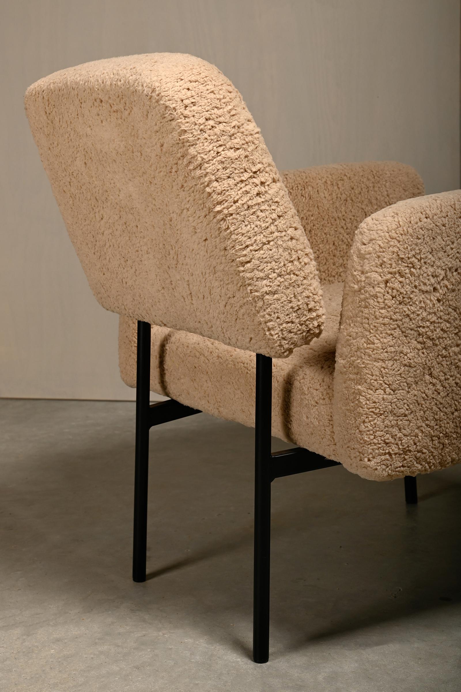Nathan Lindberg Design-Sessel mit beigefarbenem Teddy-Stoff im Angebot 7
