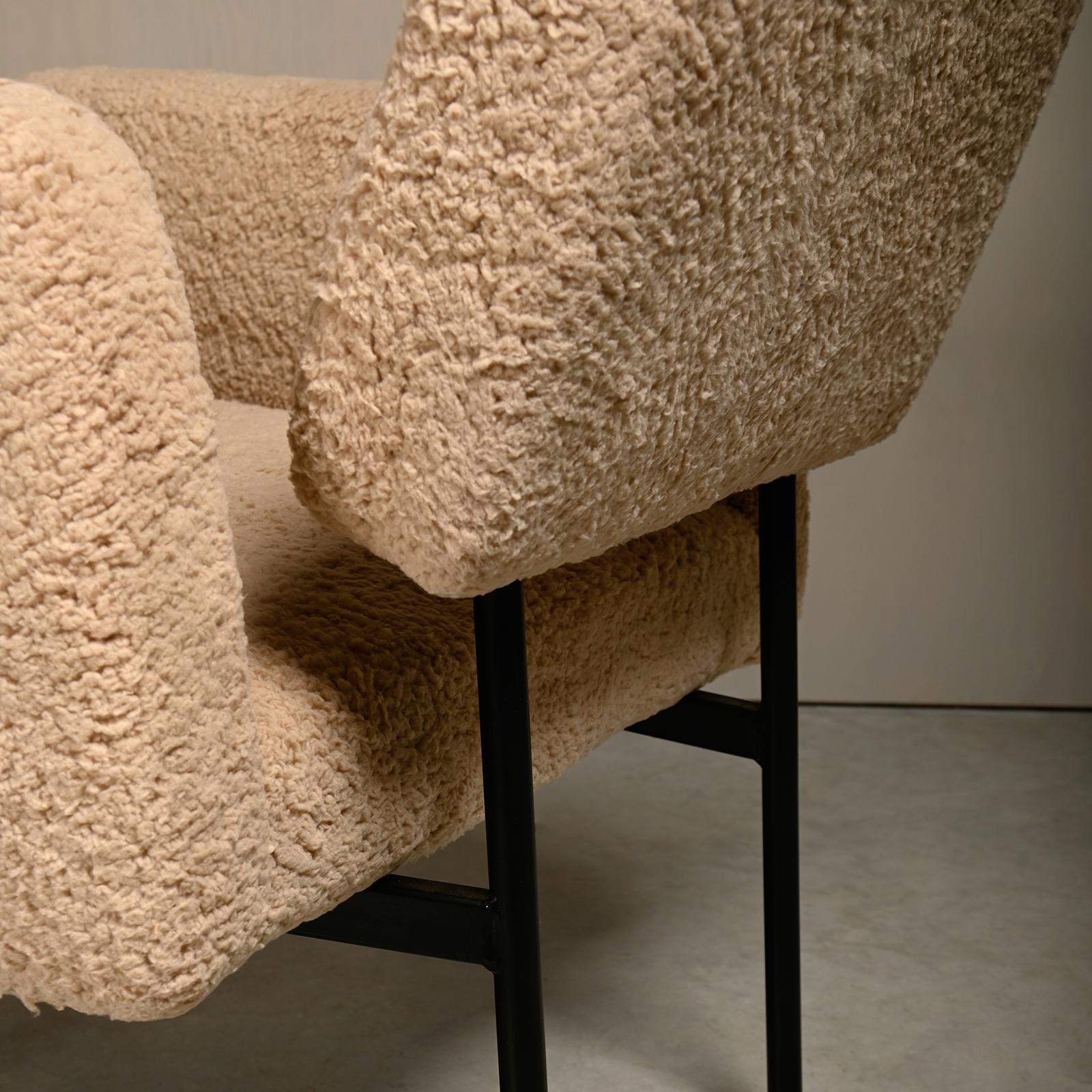 Nathan Lindberg Design-Sessel mit beigefarbenem Teddy-Stoff im Angebot 8