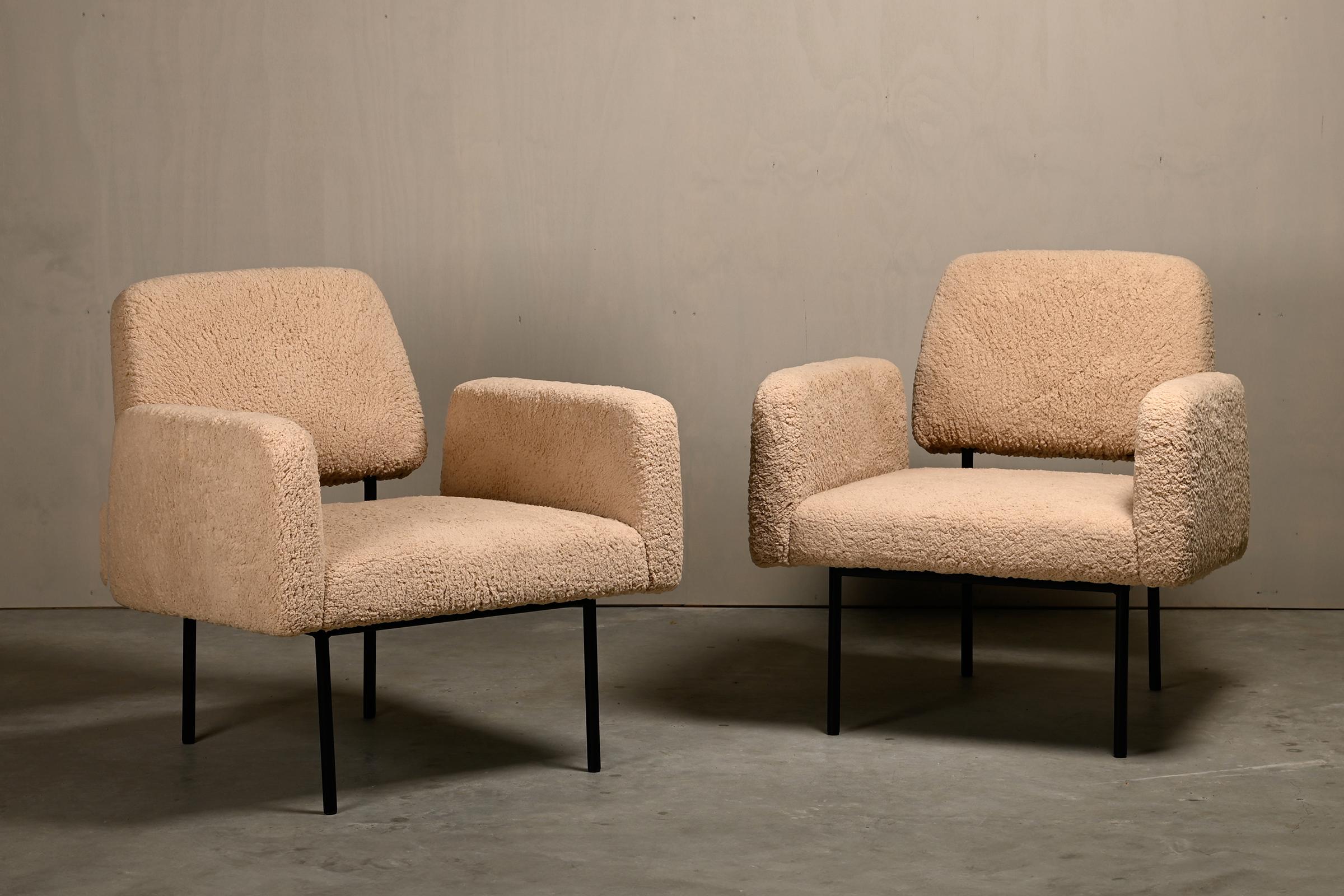 Moderner Sessel (Modell 42), entworfen von Nathan Lindberg in Anlehnung an das Edward Wormley New York Sofa und verschiedene Entwürfe von Florence Knoll. Ein zeitgenössischer Stuhl, der im Geiste des Mid-Century Modern entworfen und in kleinen