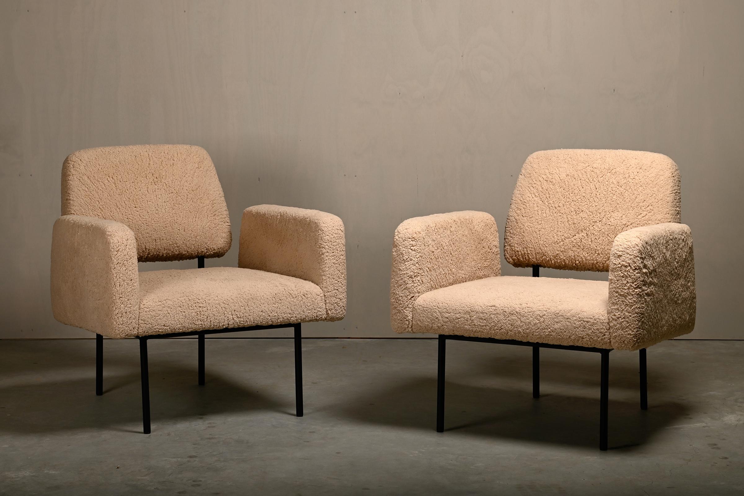 Mid-Century Modern Nathan Lindberg Design set Armchairs with beige Teddy Fabric For Sale