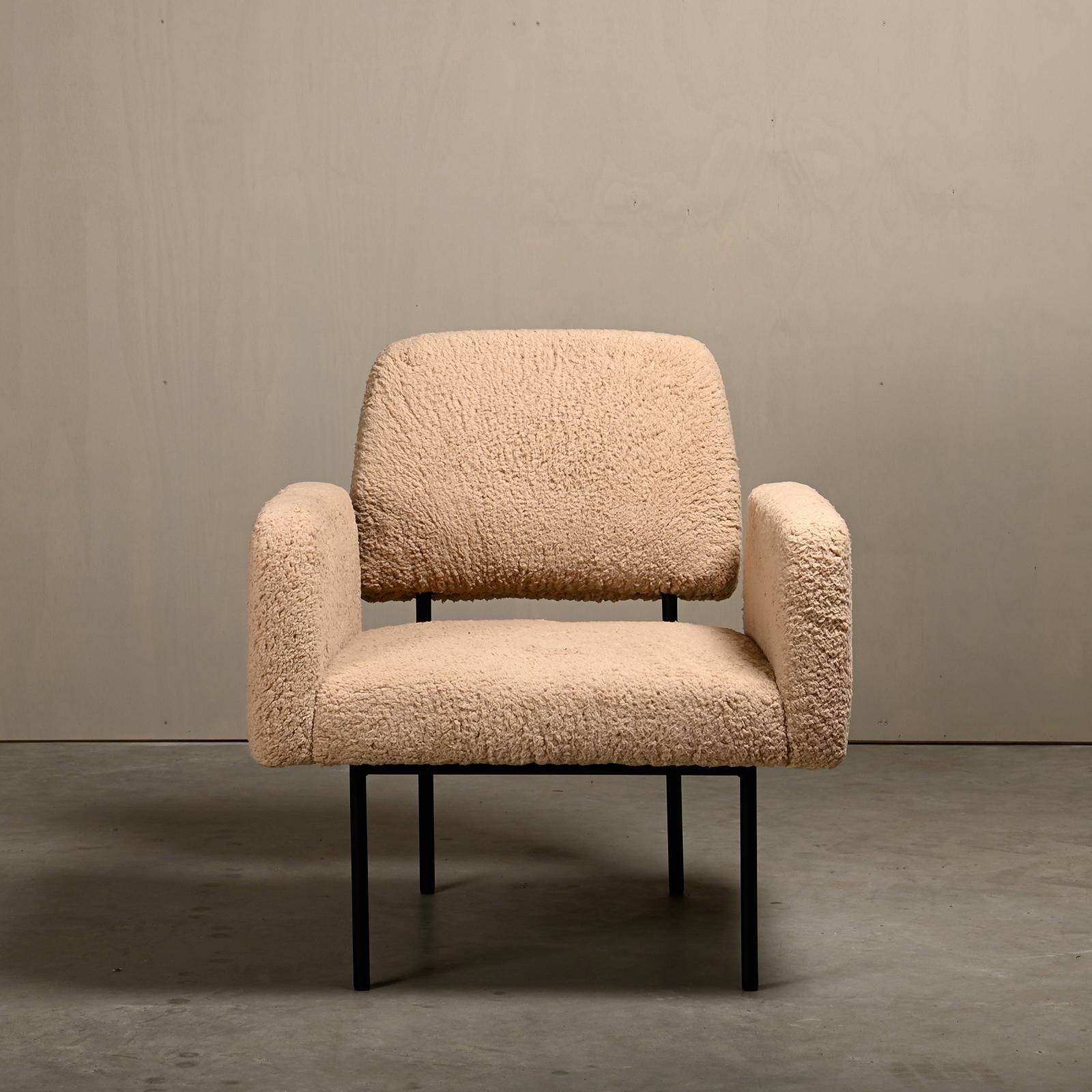 Nathan Lindberg Design-Sessel mit beigefarbenem Teddy-Stoff (Stahl) im Angebot