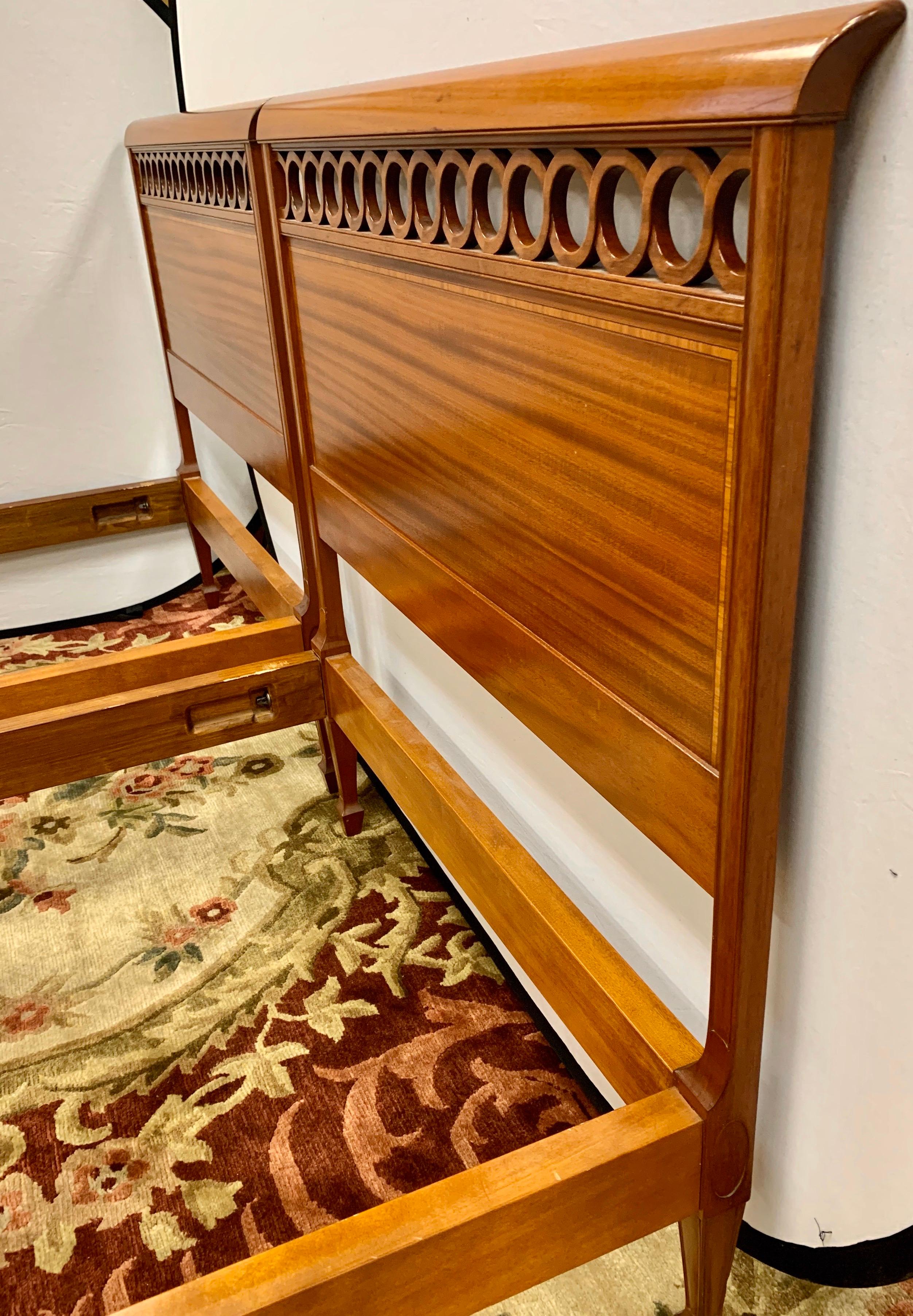 Nathan Margolis Mahogany Twin Beds, Pair In Good Condition In West Hartford, CT