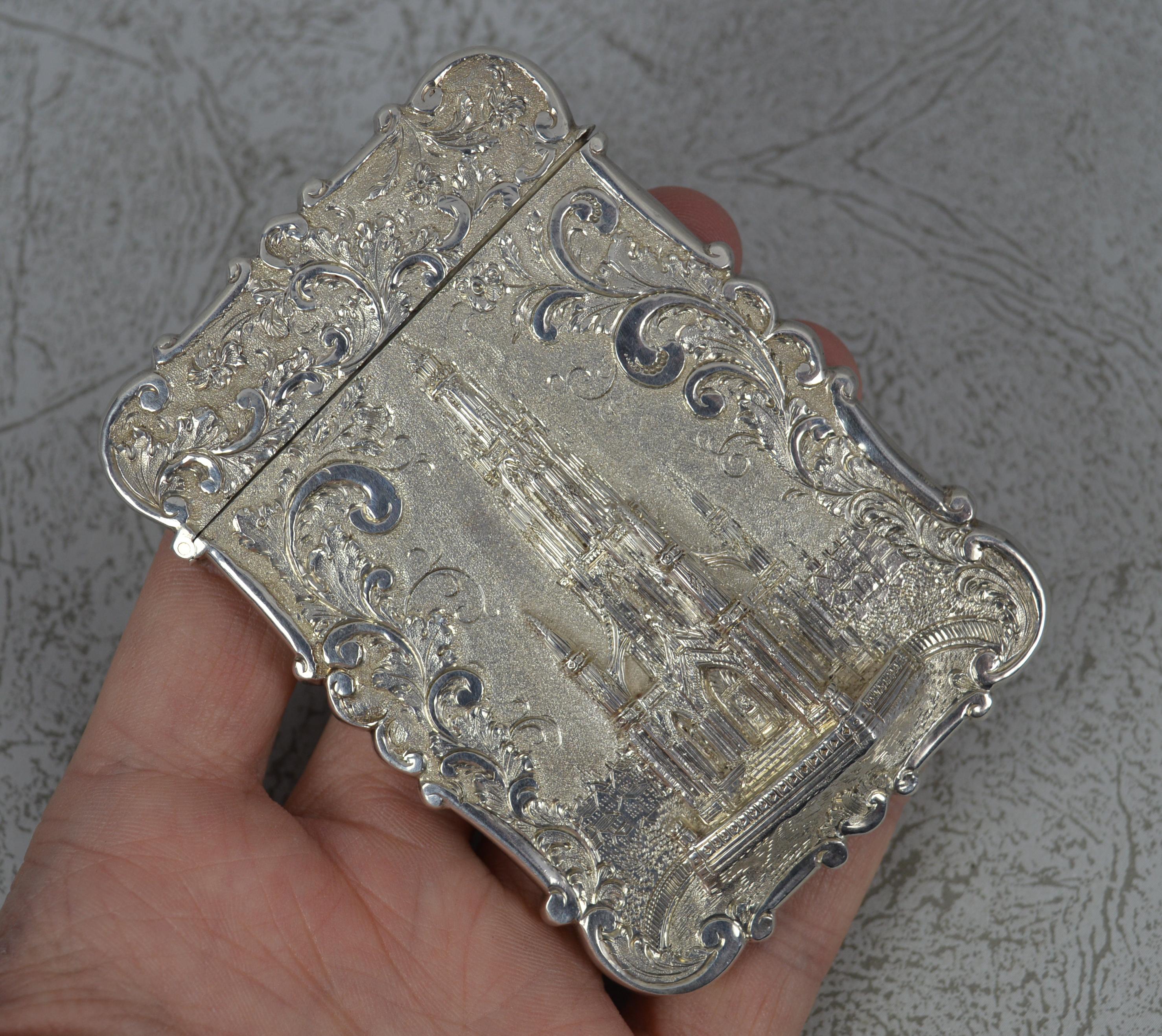 Ein wunderschönes Kartenetui aus Sterlingsilber.
Beispiel aus der frühen viktorianischen Zeit von Nathaniel Mills.
Der Entwurf für das Schloss oben ist das Scott Memorial. Das Denkmal wurde 1844 zur Erinnerung an den schottischen Schriftsteller Sir