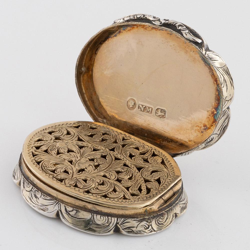 Intestazione : Vinaigrette d'argento Nathaniel Mills con griglia naturalistica
Data : Punzonato a Birmingham nel 1845
Periodo : Vittoria
Origine : Birmingham, Inghilterra
Decorazione: Copertina impreziosita da decorazioni a stampo e da un motivo a