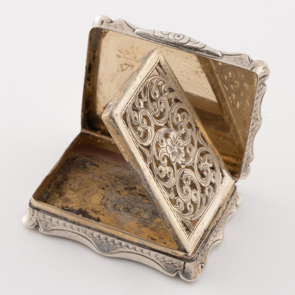 Encabezamiento : Vinagreta de plata Nathaniel Mills con monograma
Fecha : Hallmarked in Birmingham in 1853 for Mills
Periodo : Victoria
Origen : Birmingham, Inglaterra
Decoración : Adornada con decoración mecanizada, cartela central con monograma.