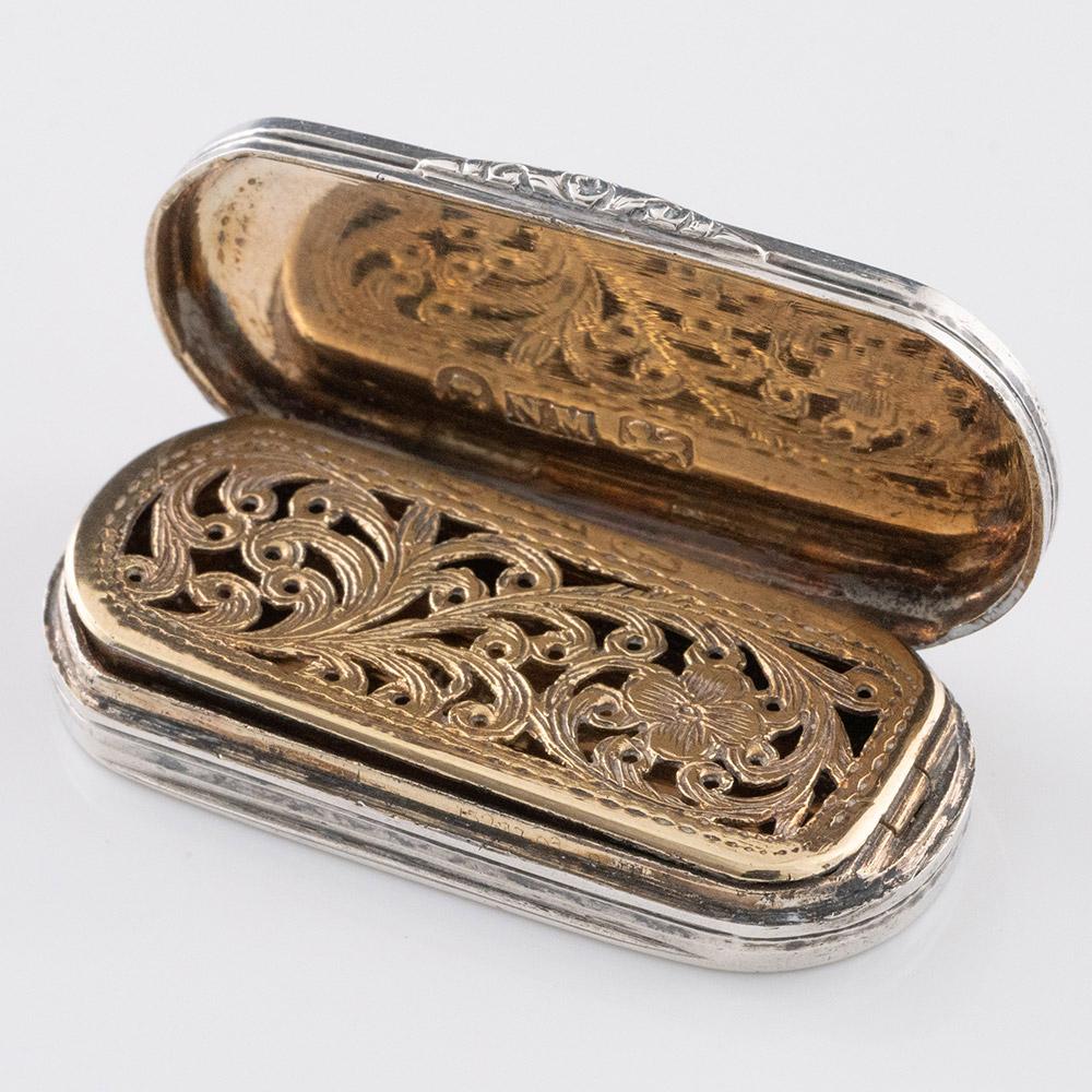 Intitulé : Vinaigrette en argent Sterling
Date : Poinçonné à Birmingham en 1842 pour Mr Nathaniel Mills
Période : Victoria
Origine : Birmingham Angleterre
Décoration : Couvercle gravé à la machine. Calandre élaborée et percée, intérieur doré
Taille