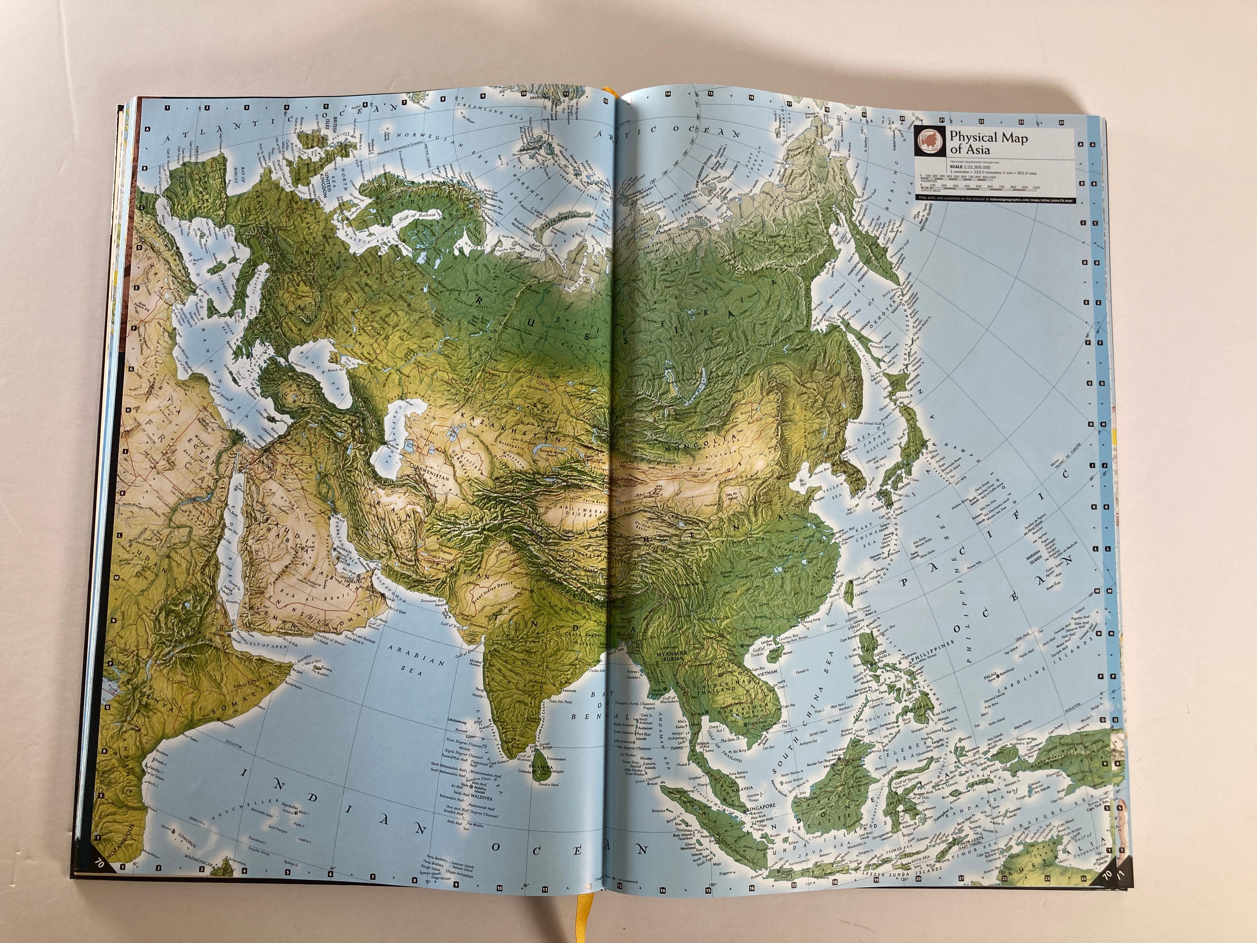 National Geographic Atlas of the World, Eighth Edition Hardcover Book In Good Condition For Sale In North Hollywood, CA