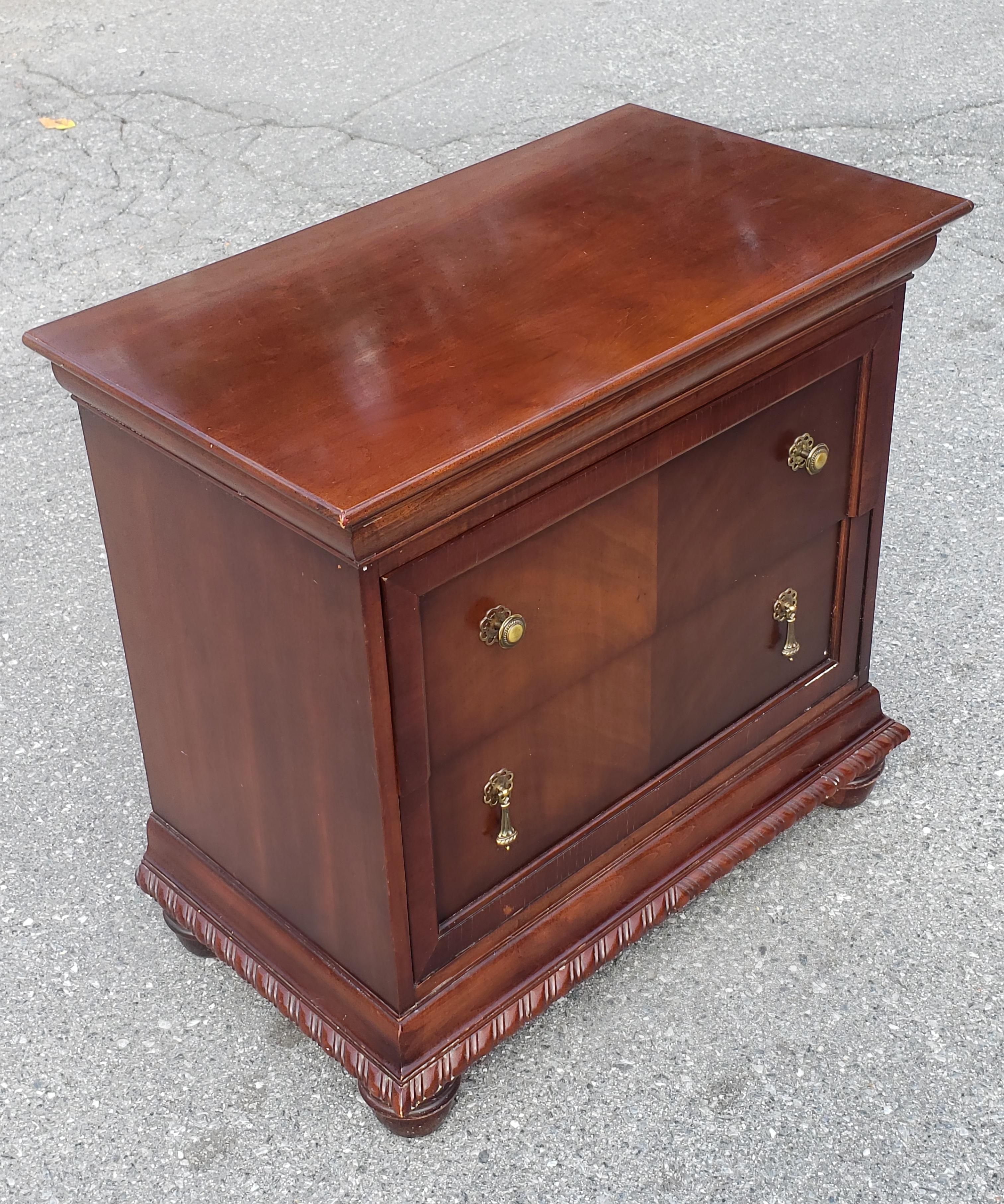 National Mt Airy Bookmatched Mahogany Bedside Chest of Drawers / Nighstand In Good Condition For Sale In Germantown, MD