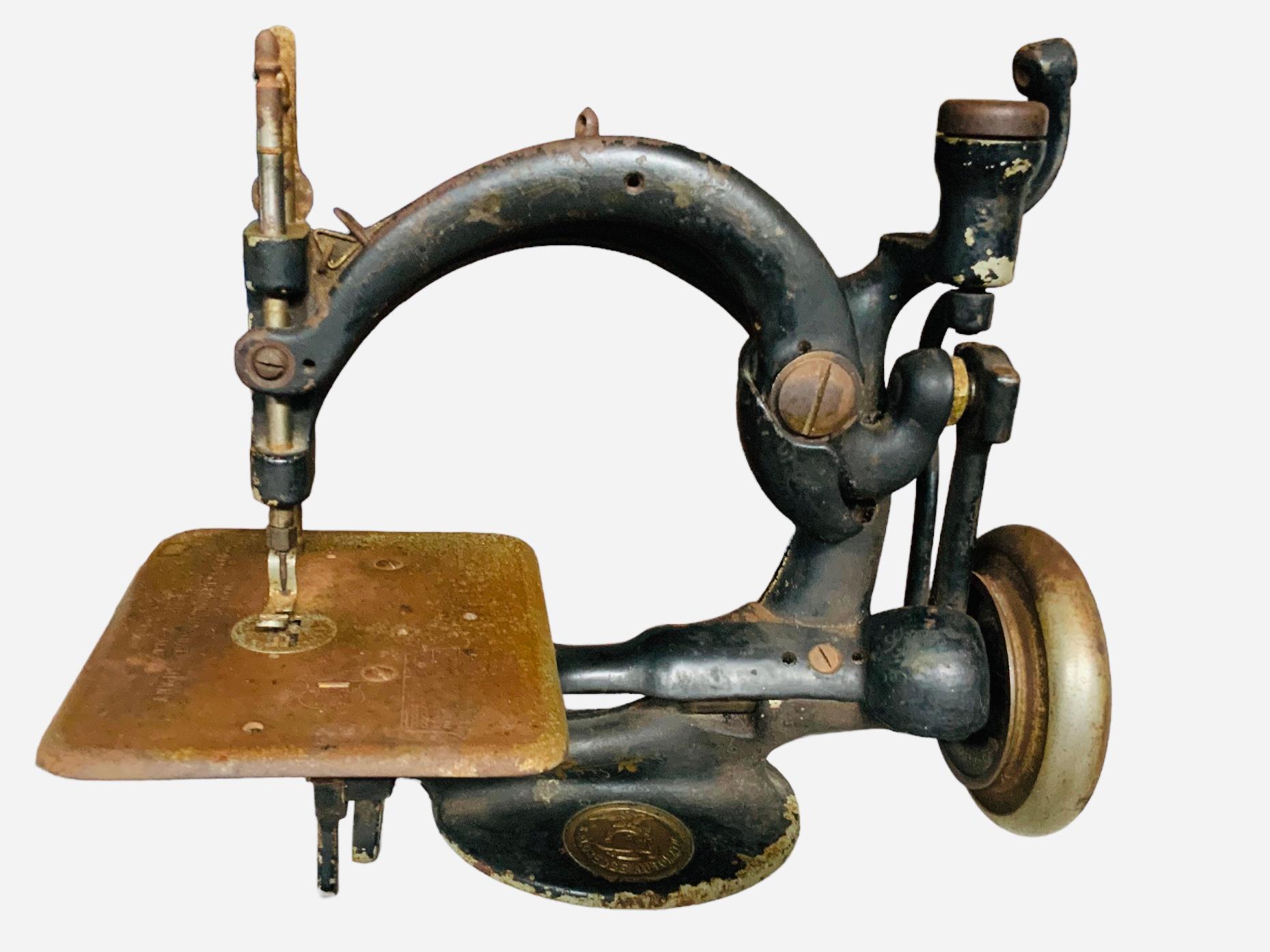 National Sewing Machine Co. B. Eldredge Sewing Machine In Good Condition For Sale In Guaynabo, PR