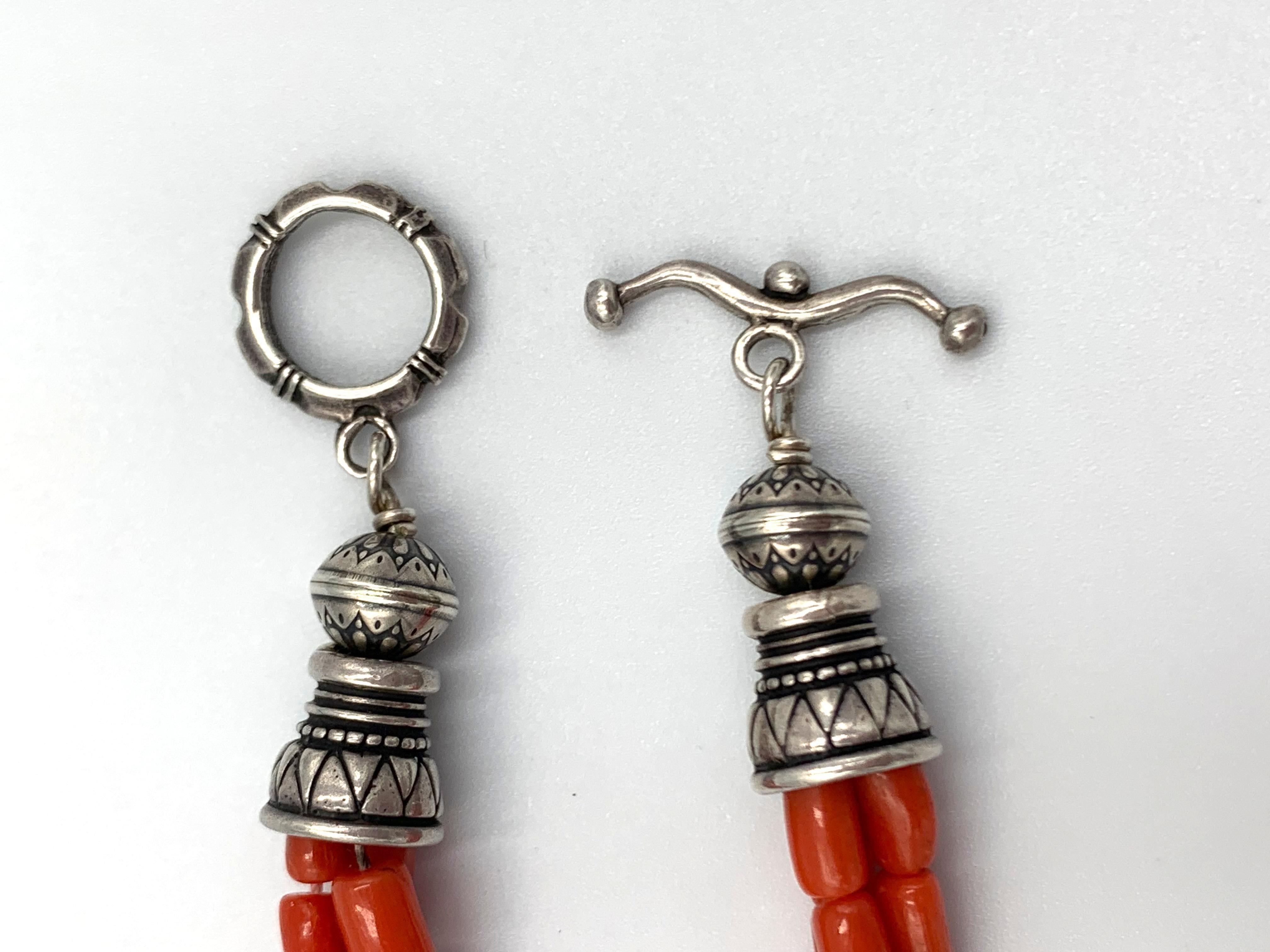 Native American 3-Strand Mediterranean Coral Beaded Necklace in vendita 7
