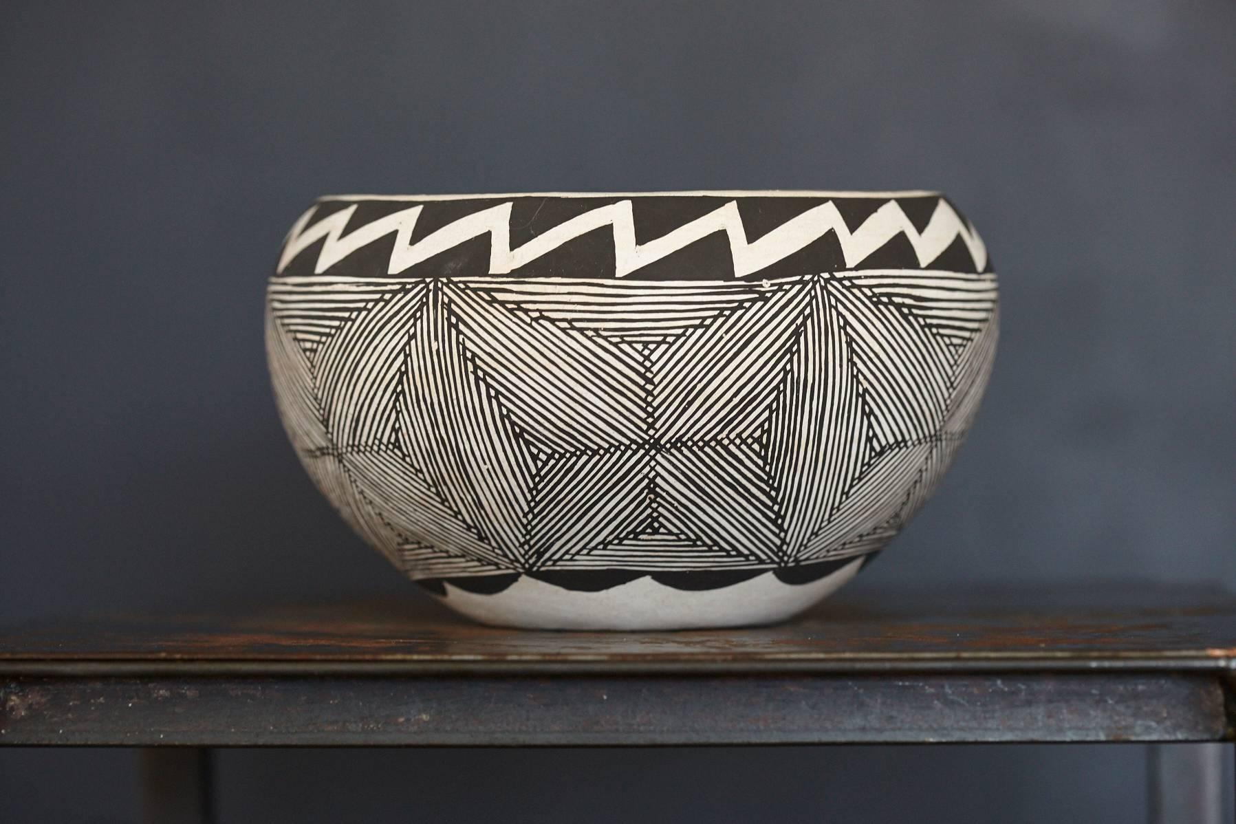 Eye-catching aroma earthenware bowl with hand-painted black and white graphic design pattern, 1970s.
The bowl is in excellent condition, no chips, fleabites, cracks or repairs.