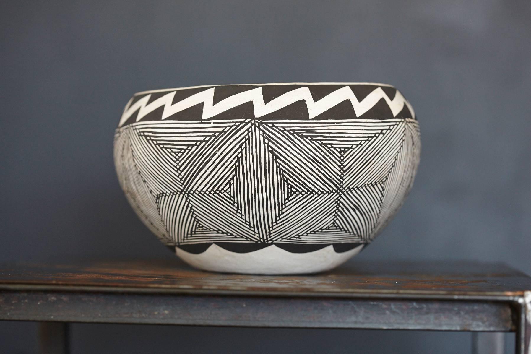 Native American Acoma Earthenware Bowl, Painted Black and White Graphic Design In Excellent Condition In Pau, FR
