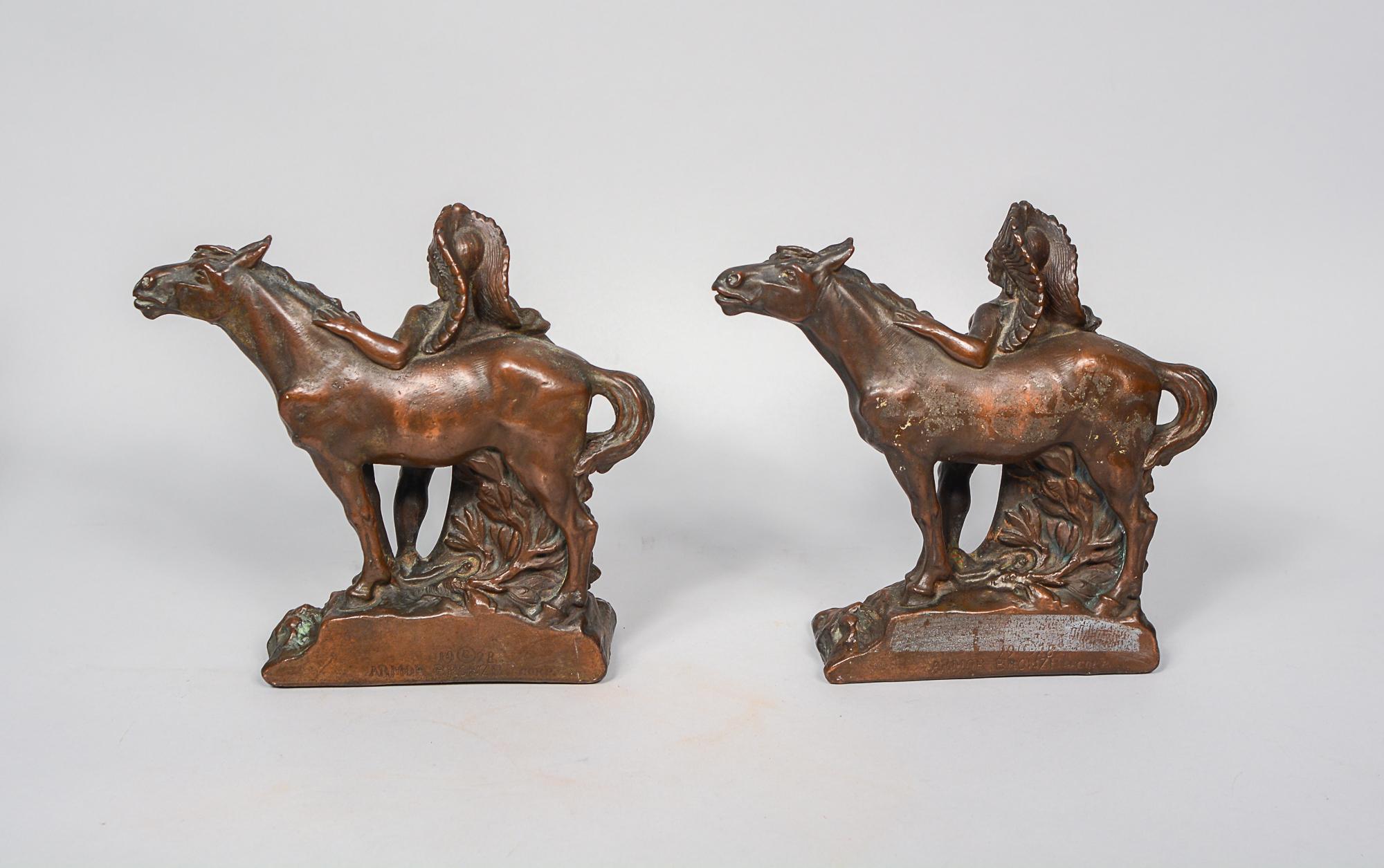 Paire de serre-livres représentant un chef amérindien et son cheval. Ils ont été fabriqués par l'Armor Bronze Corporation et conçus en 1928. Ils sont en bon état. L'un d'entre eux présente des résidus d'adhésif au dos.