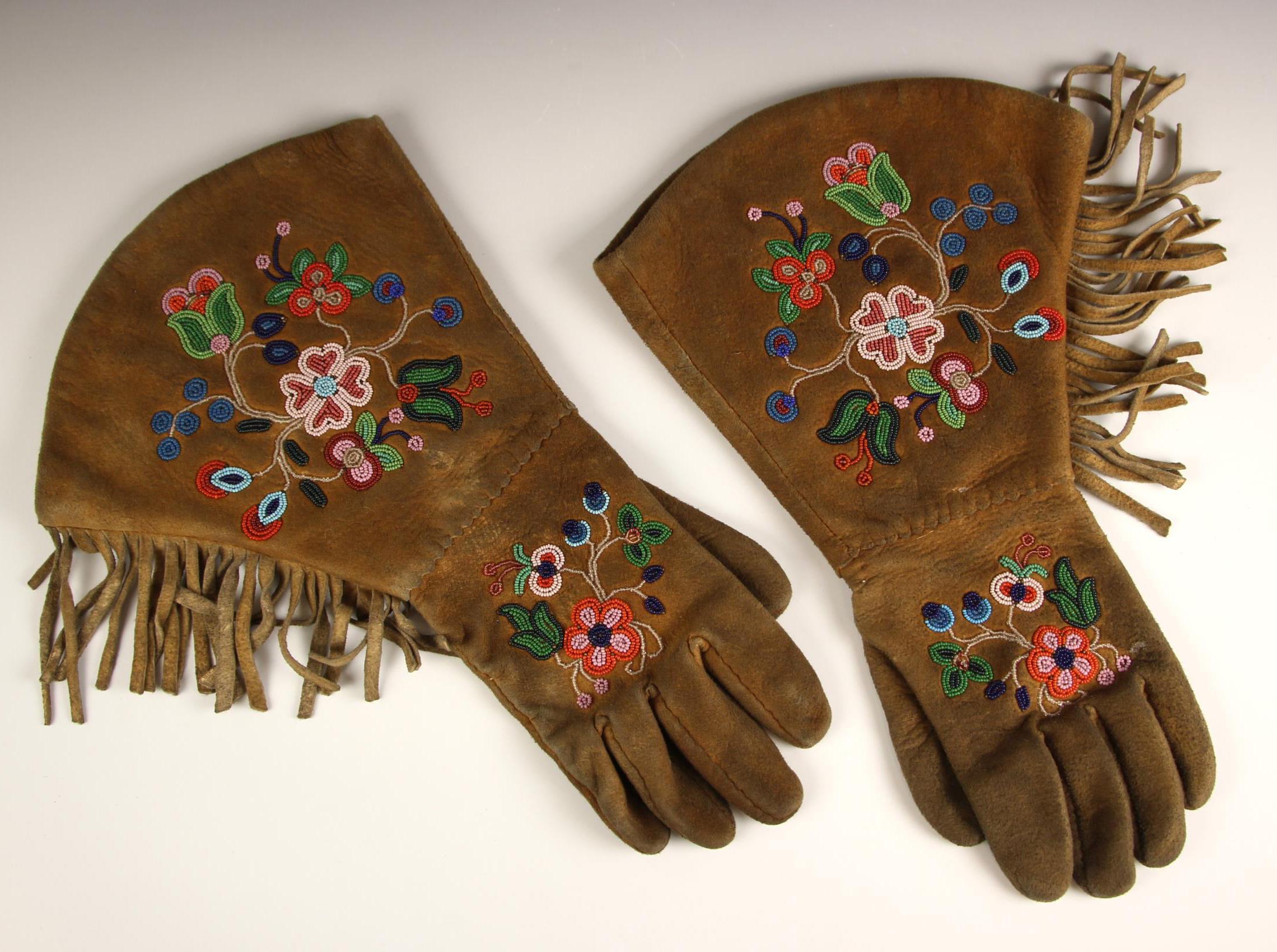 Gantelets perlés anciens amérindiens
Gantelets en peau de daim finement perlés avec un motif floral probablement Cree
Période Début du 20e siècle
 
