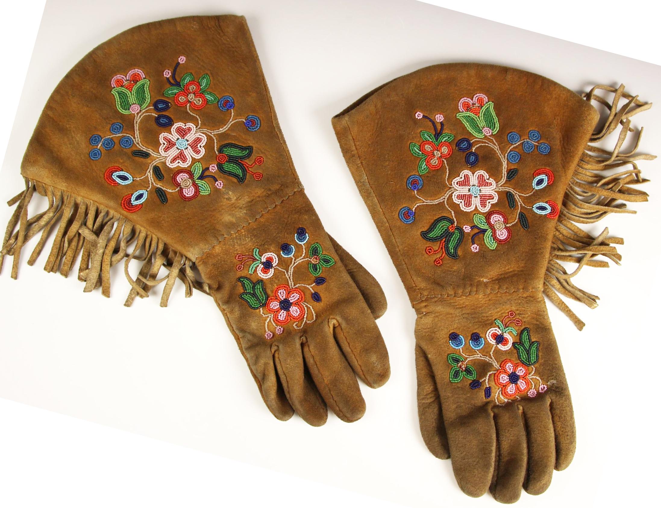 Native American Antique Beaded Gauntlets Indian Beadwork In Good Condition For Sale In London, GB