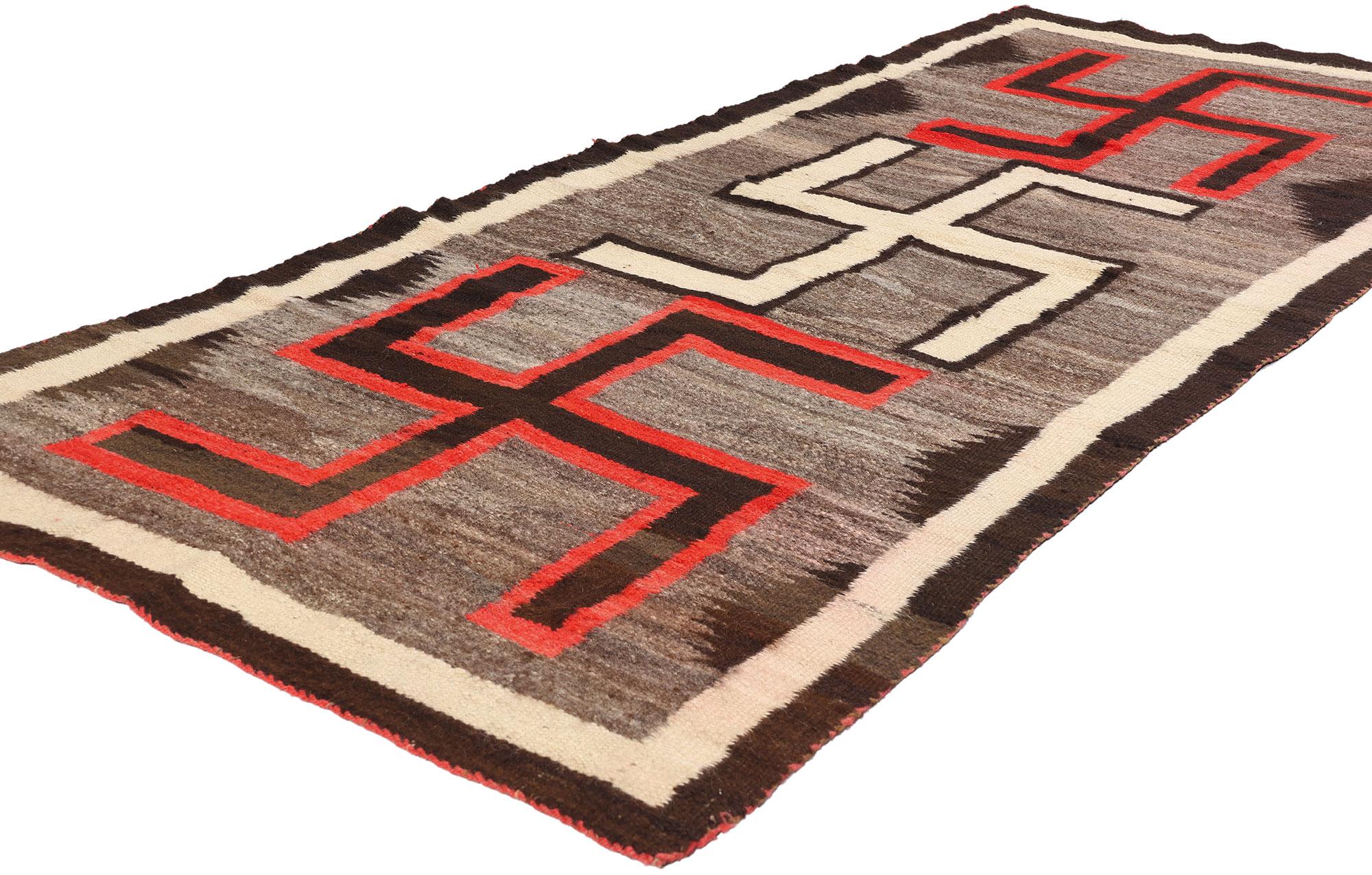 78928 Tapis Navajo en cristal antique, 03'04 x 07'10. Ce tapis Navajo en laine tissée à la main incarne le riche héritage culturel et artistique du peuple Navajo. Il arbore le motif distinctif de la bûche tourbillonnante qui captive les
