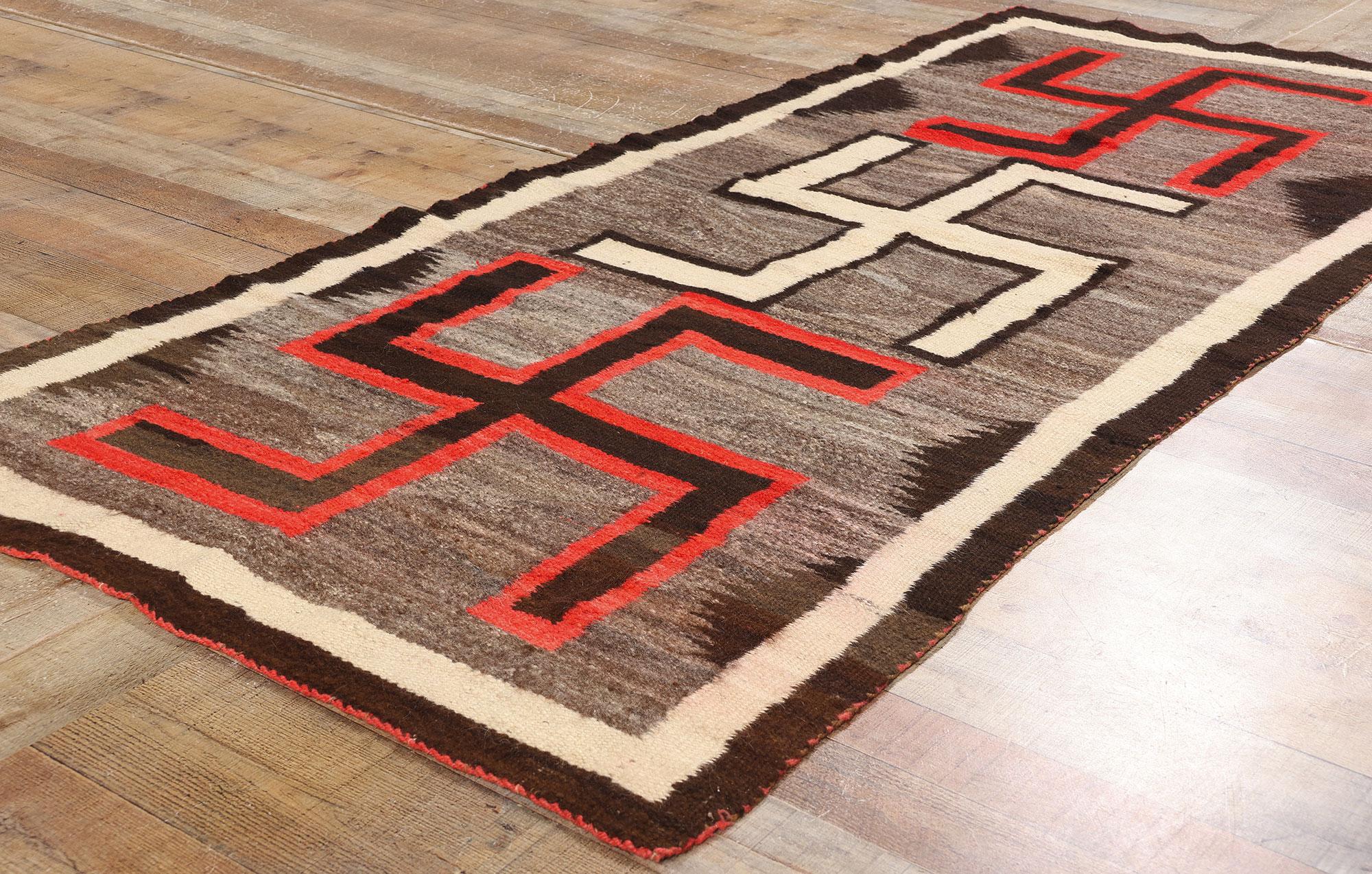 20ième siècle Tapis amérindien ancien de style Navajo en cristal tourbillonnant, 03'04 x 07'10 en vente