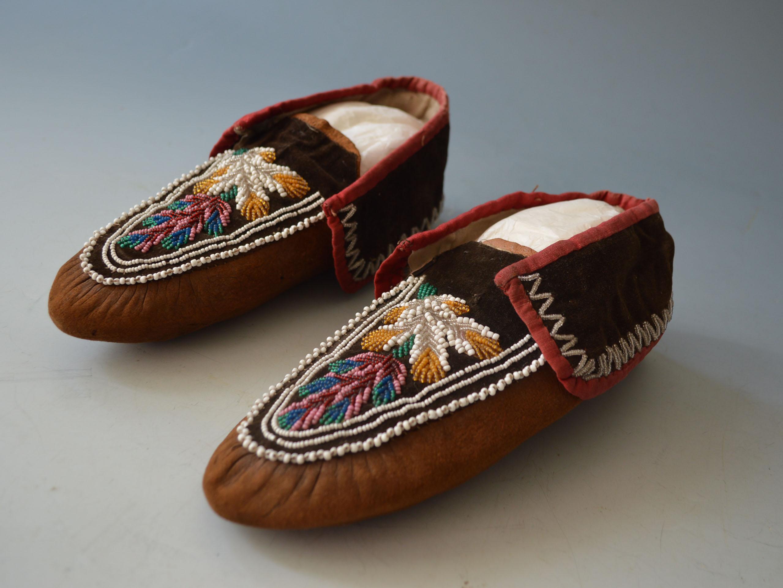 Native American Iroquois Beaded Moccasins

Buckskin Velvet  decorated with of glass beads in floral patterns

Length 24 cm

Period: 19th century

Condition: Fine.