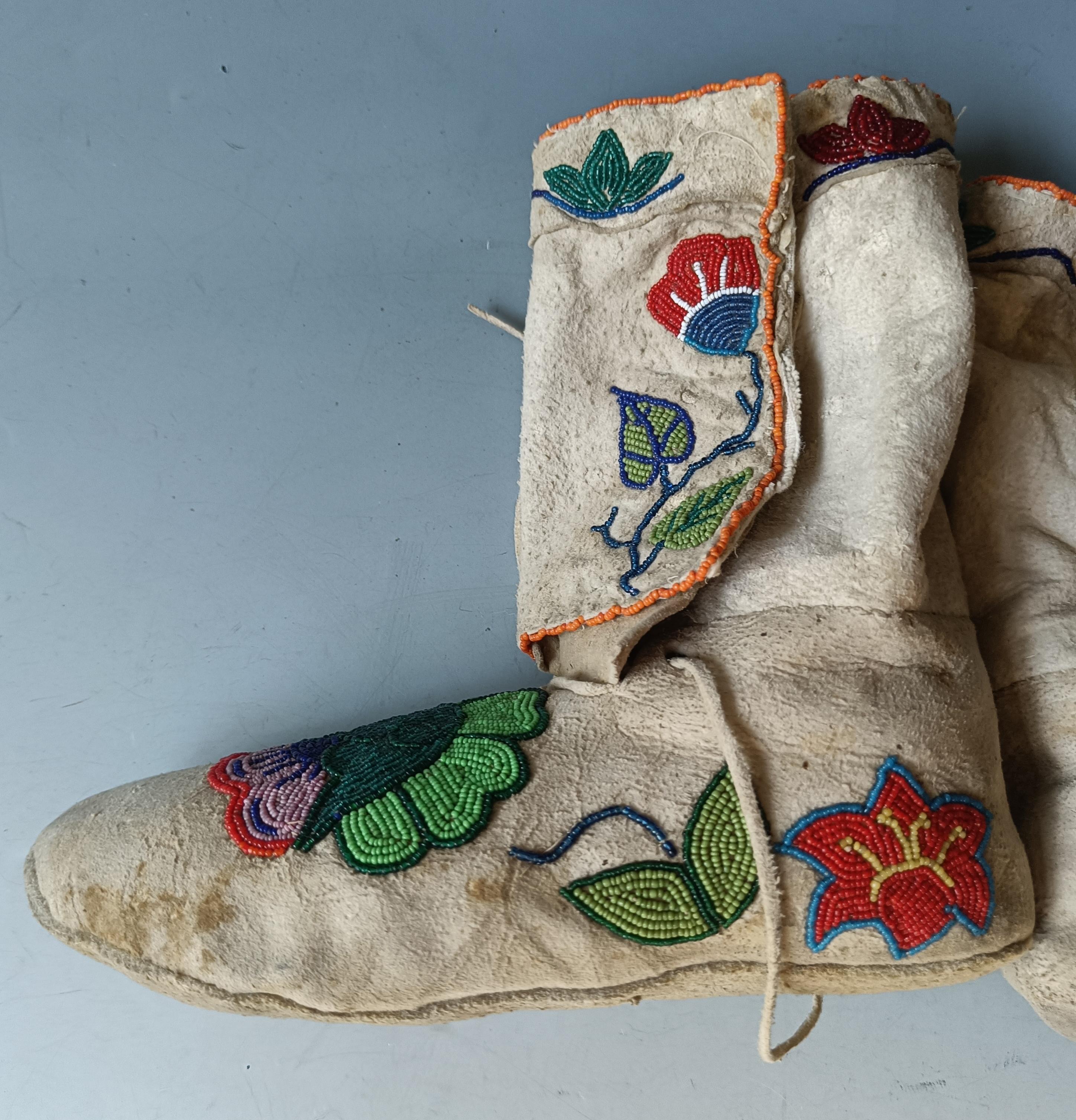 Native American Antique Iroquois Beaded Moccasins In Good Condition In London, GB