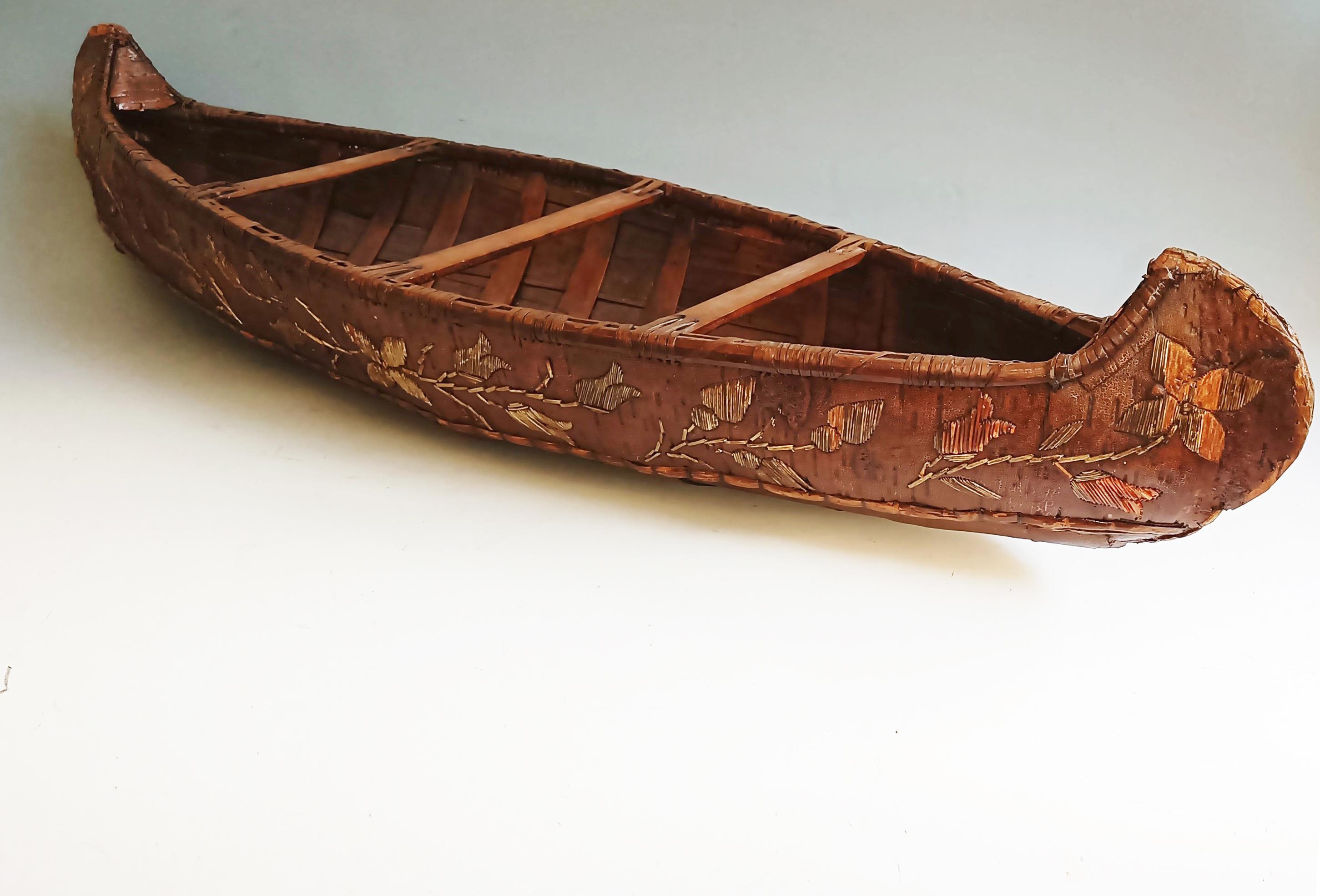Grande bélière amérindienne ancienne modèle Micmac en bouleau  canoë Woodlands C.I.C. 1850

Superbe grand canoë micmac en écorce de bouleau avec décoration en piquants de porc-épic.

A.I.C. C 1850 
ex Collection'S

Taille 35 x 10 x 6 pouces  89 x 25