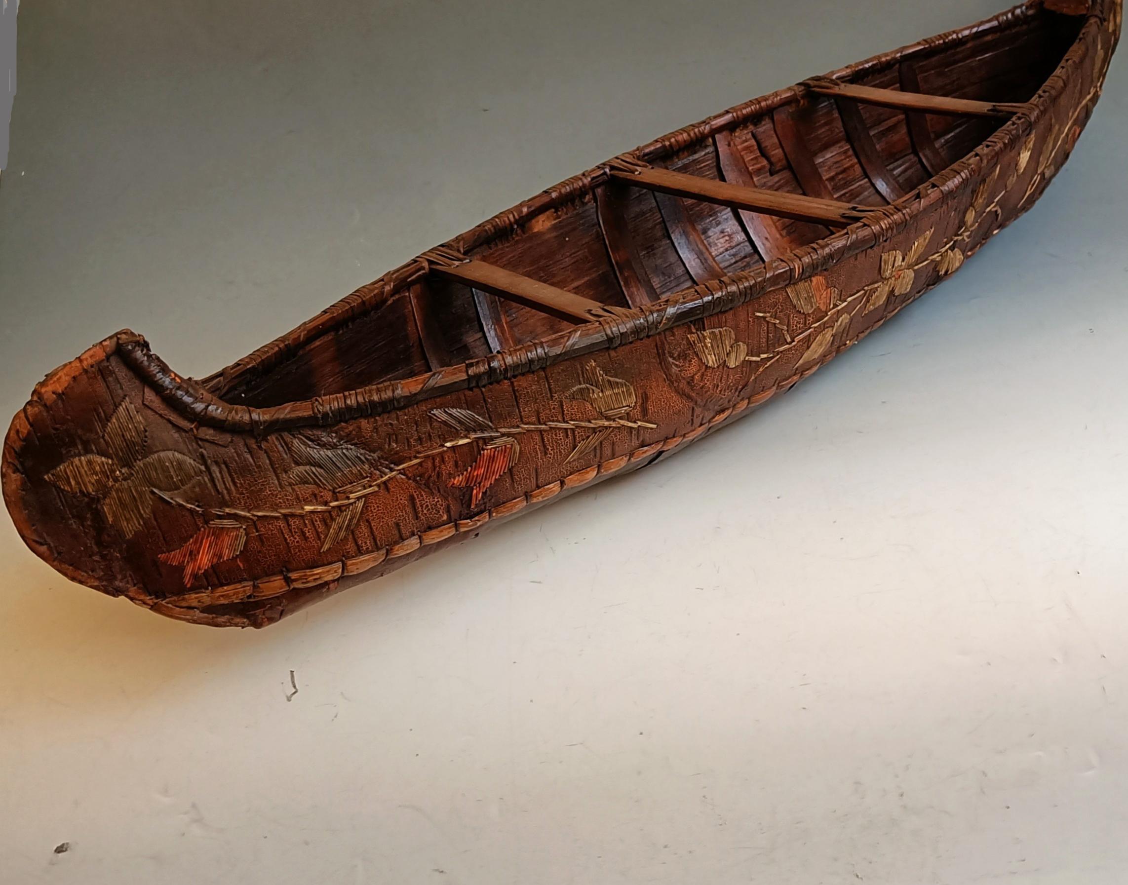 Américain Grande bélière amérindienne ancienne modèle Micmac en bouleau  canoë Woodlands C.I.C. 1850 en vente