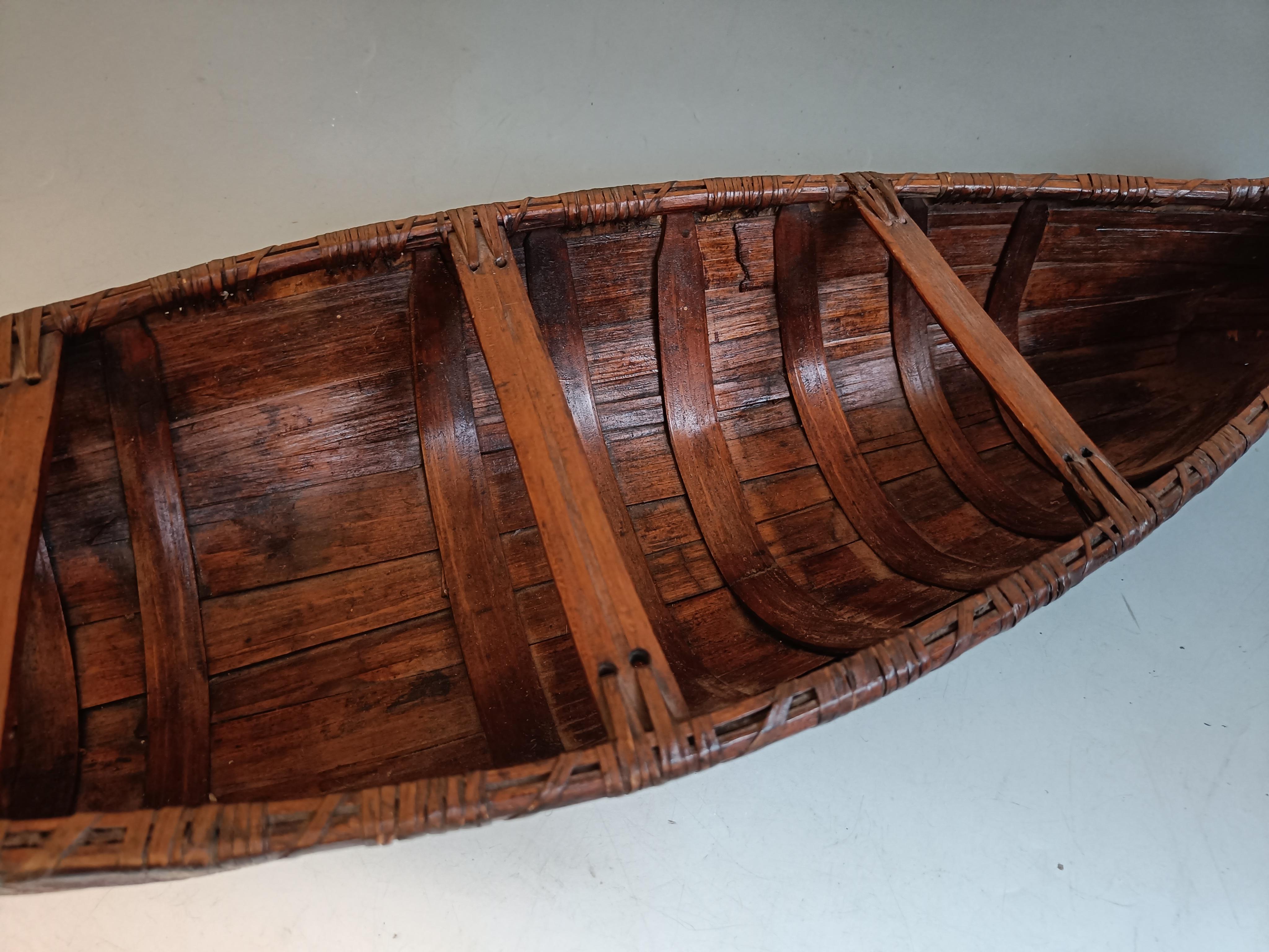 Fait main Grande bélière amérindienne ancienne modèle Micmac en bouleau  canoë Woodlands C.I.C. 1850 en vente