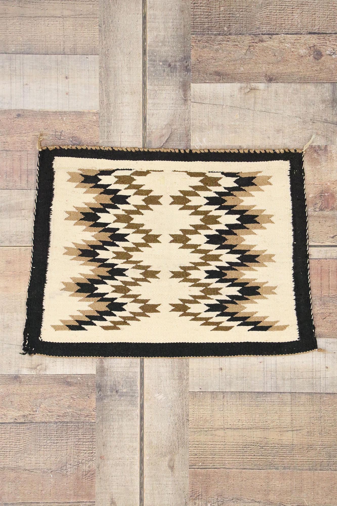 20ième siècle Tapis Navajo ancien de style amérindien, 01'06 x 02'00 en vente