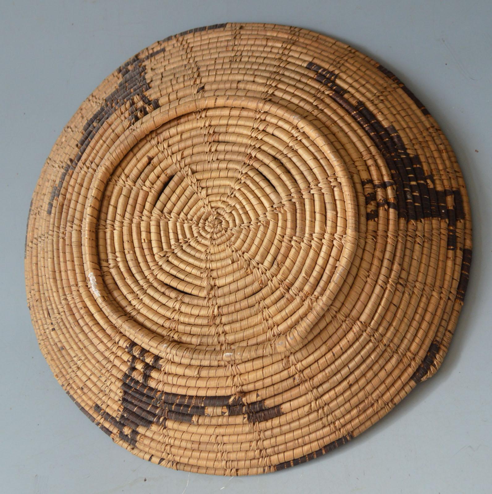 Antiker amerikanischer Pfima-Korb der amerikanischen Ureinwohner mit Adlermotiv (Handgefertigt) im Angebot
