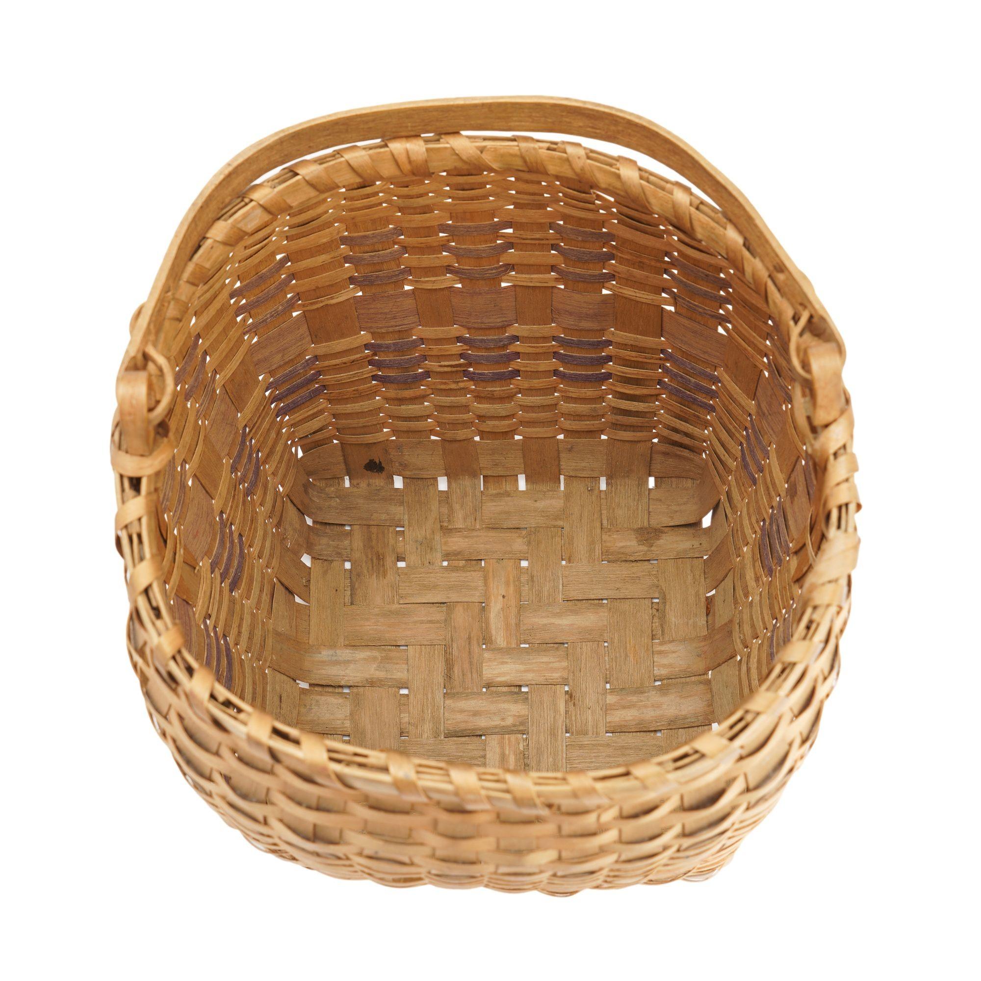 Native American ash basket with carved handle, 1880-1910 For Sale 5