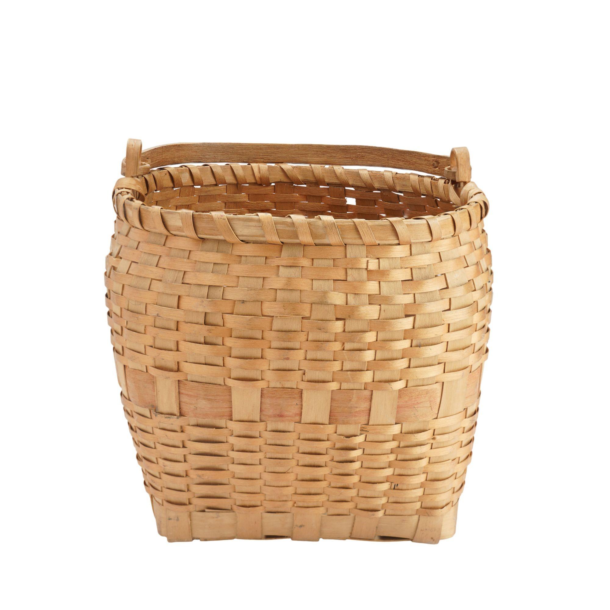 Native American ash basket with carved handle, 1880-1910 In Good Condition For Sale In Kenilworth, IL