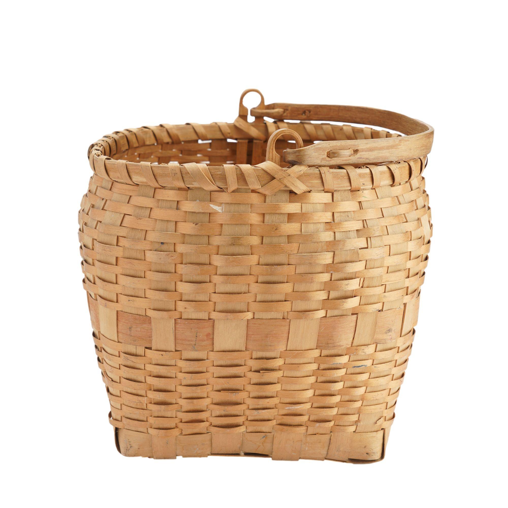 19th Century Native American ash basket with carved handle, 1880-1910 For Sale