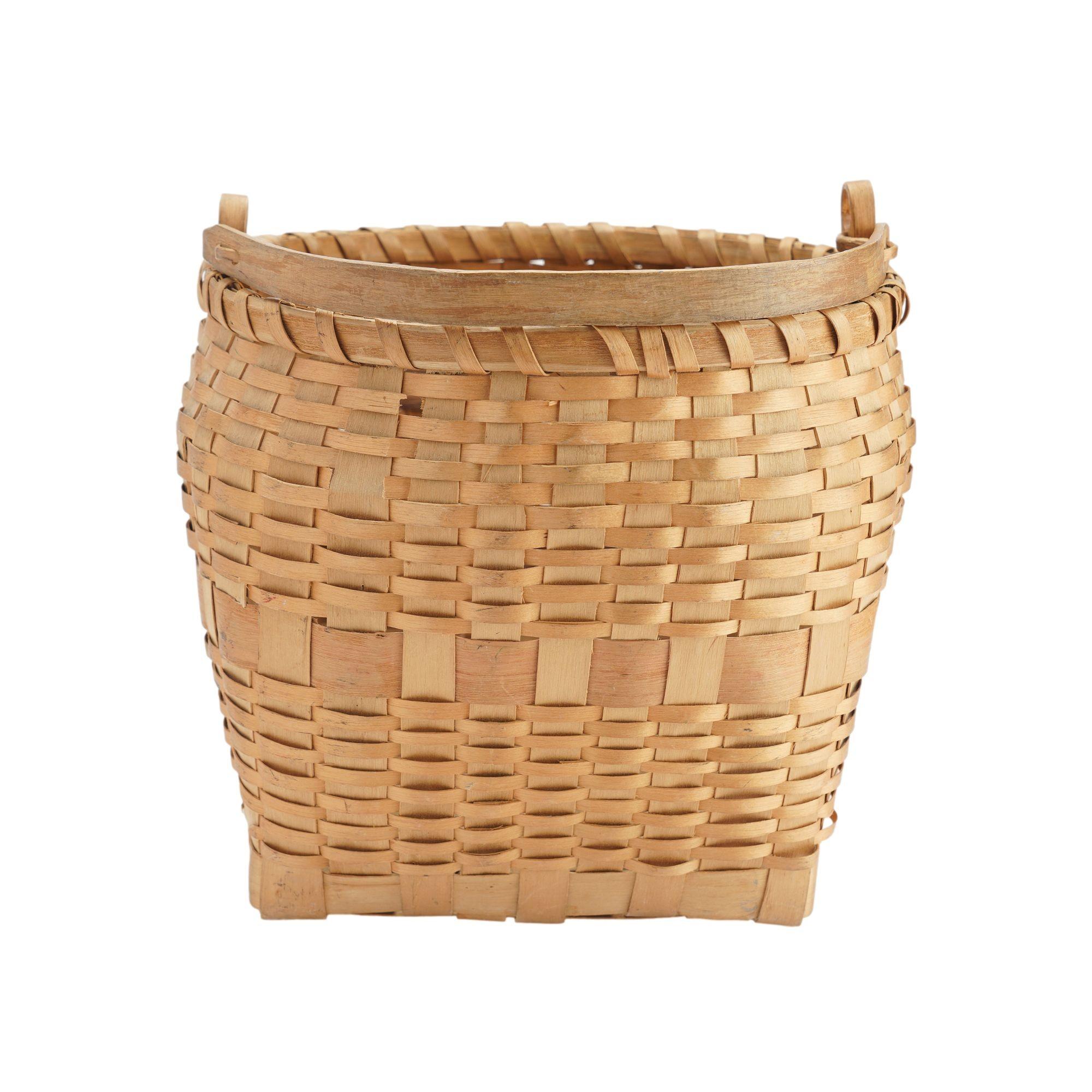 Native American ash basket with carved handle, 1880-1910 For Sale 1