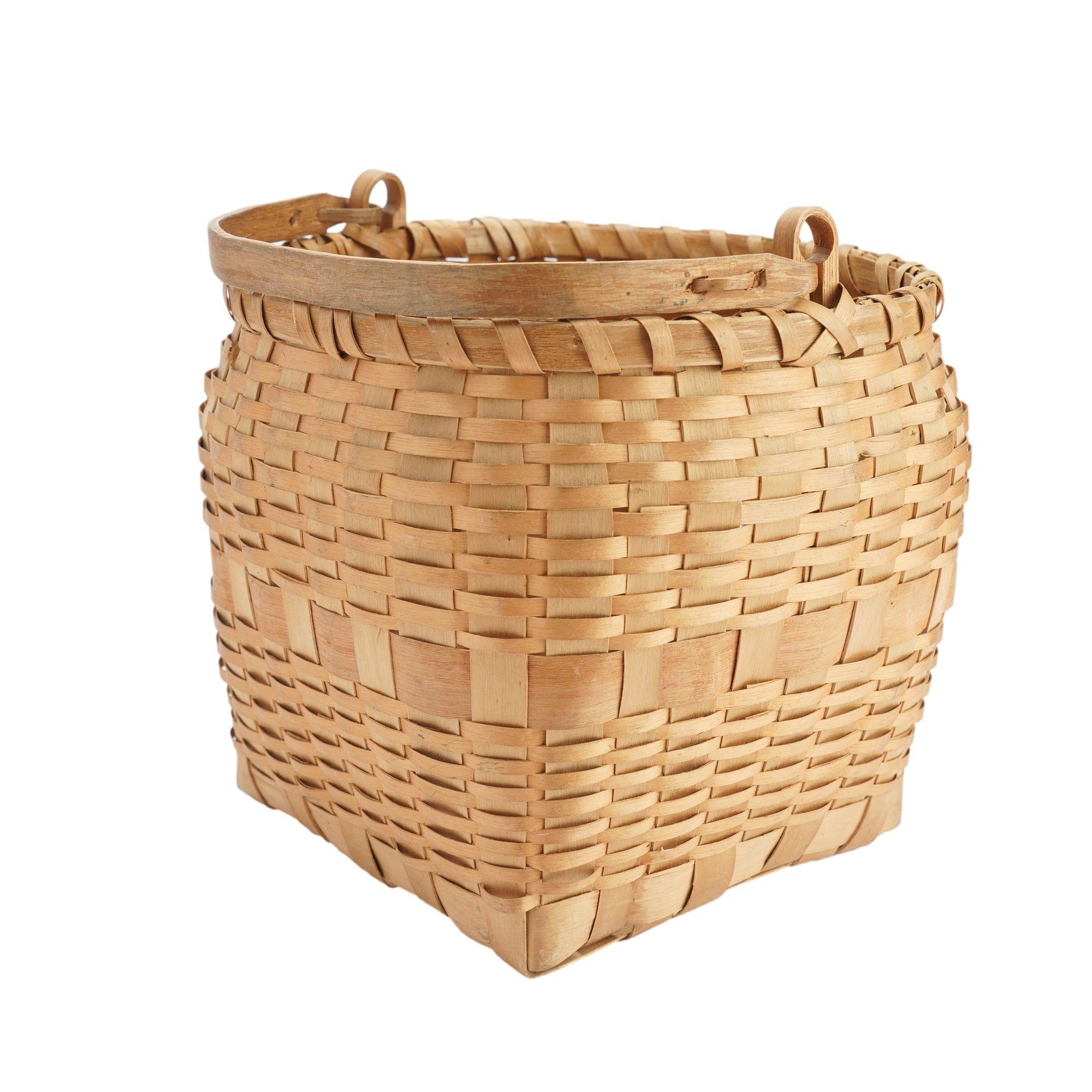 Native American ash basket with carved handle, 1880-1910 For Sale 2