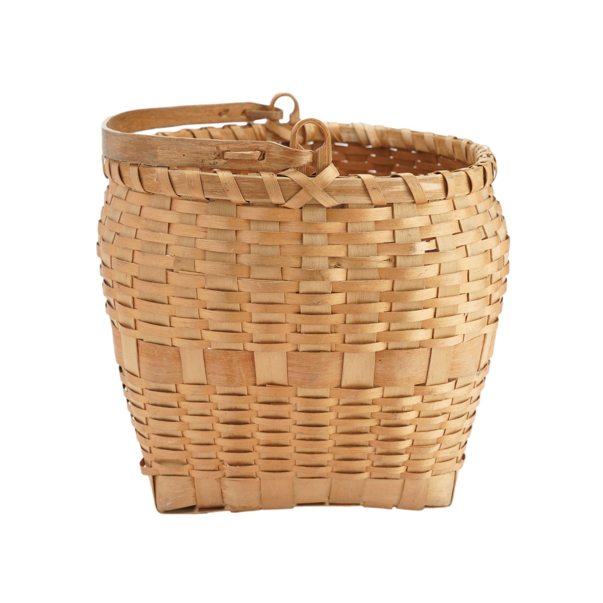 Native American ash basket with carved handle, 1880-1910 For Sale 3