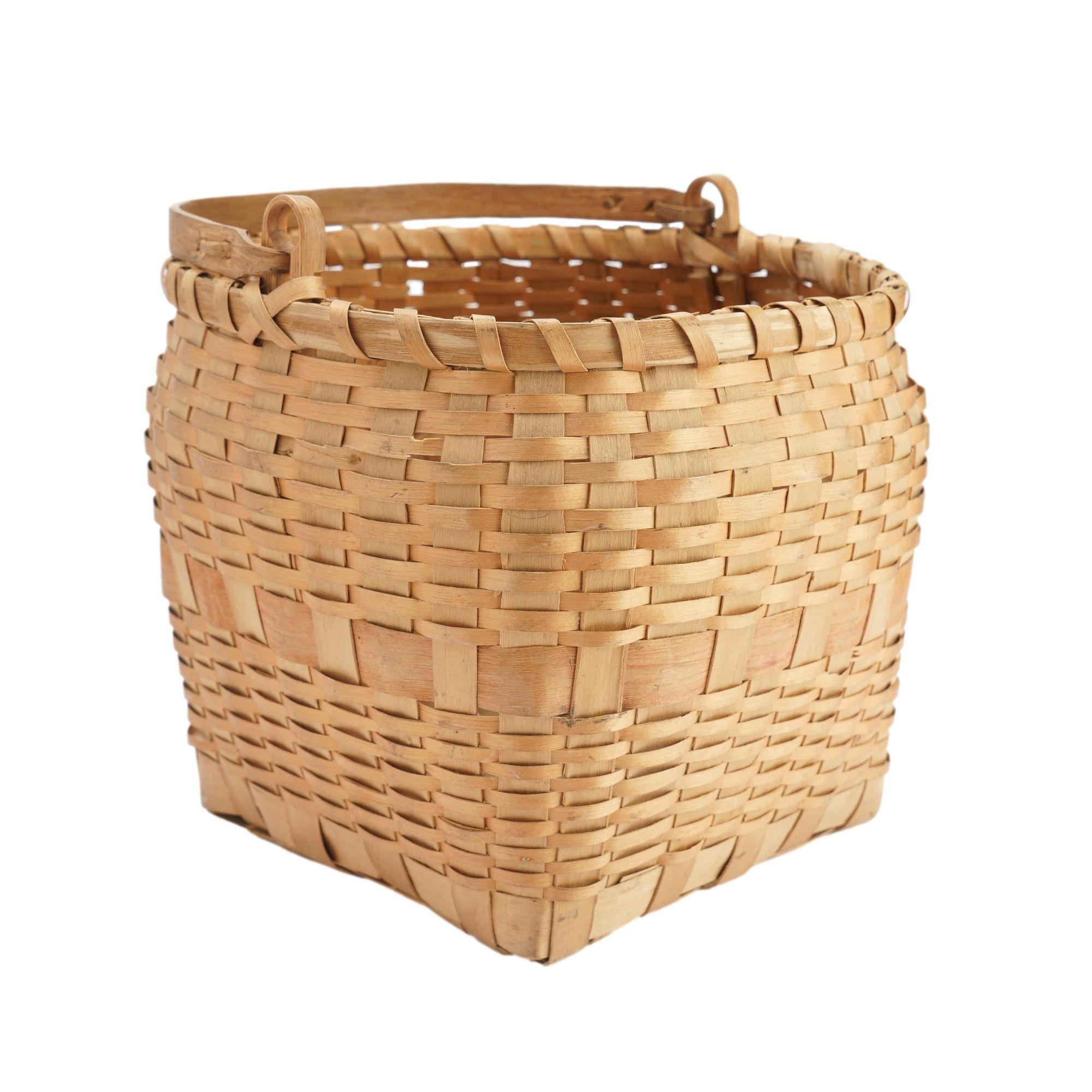 Native American ash basket with carved handle, 1880-1910 For Sale 4