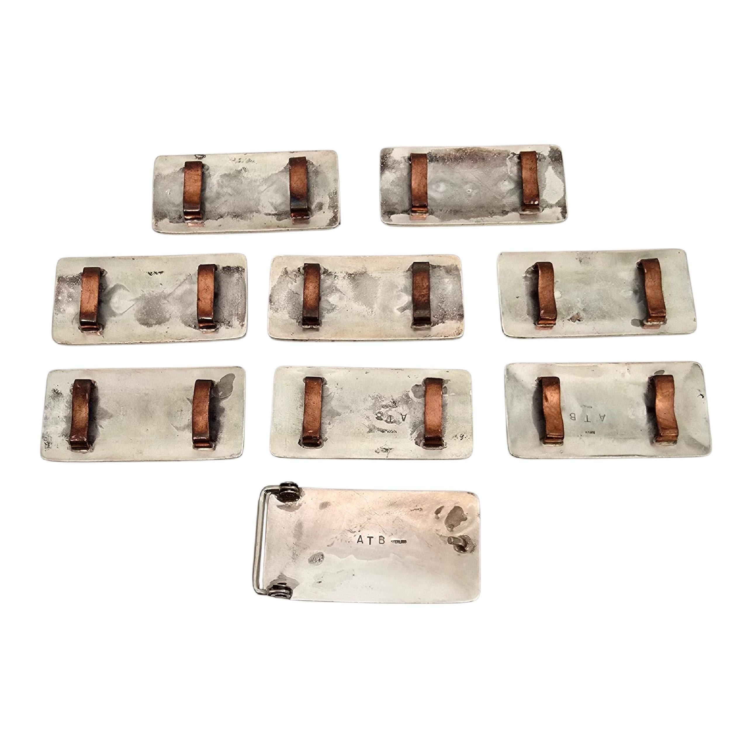 Native American ATB Sterling Silver Stone Inlay Belt Buckle & Conchos

Ce set de ceinture concho comprend 1 ceinture et 8 conchos qui présentent tous un design en argent sterling avec 2 mosaïques de pierres multiples incrustées. Les pierres semblent