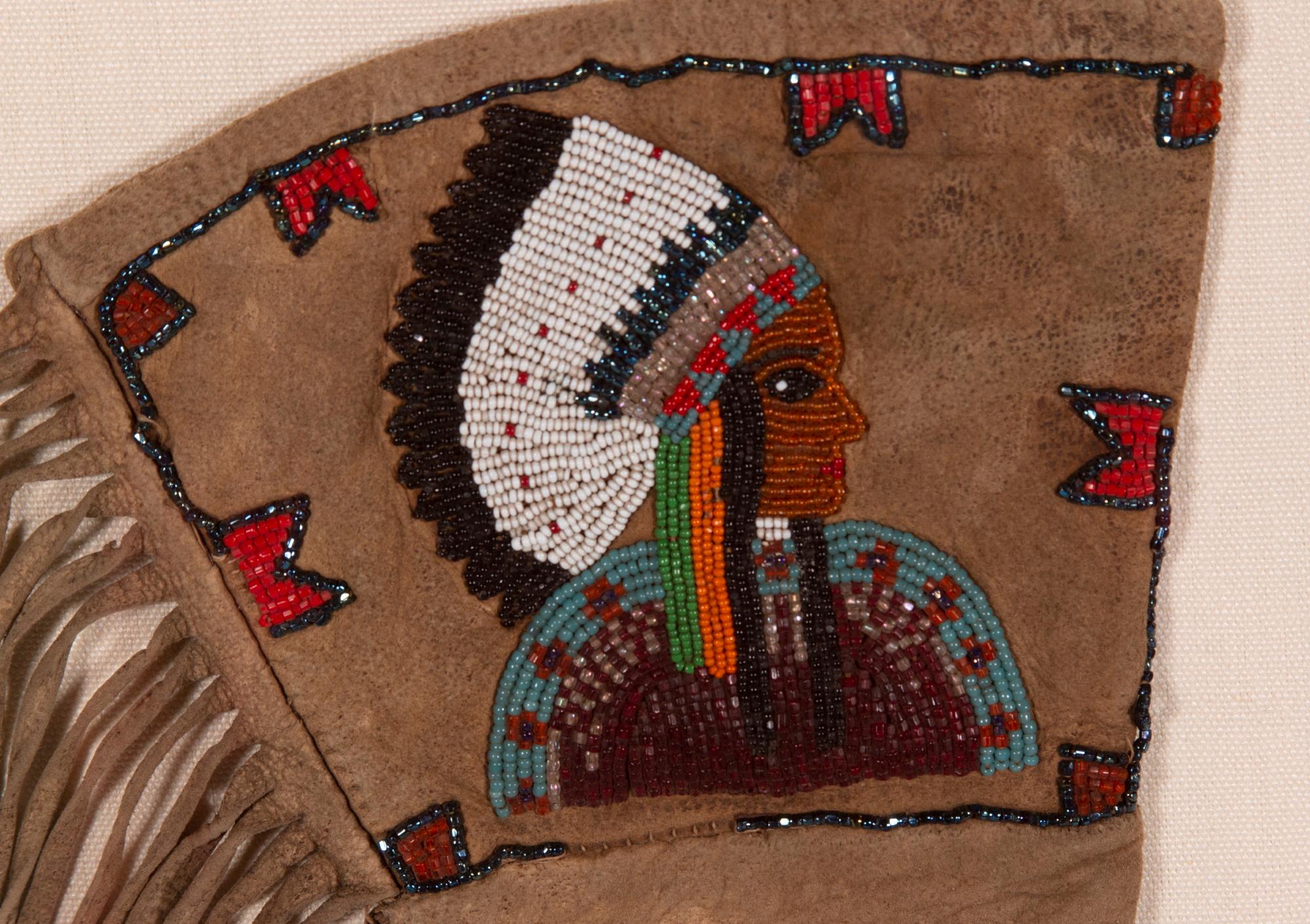 Perlengemälde Gauntlets der amerikanischen Ureinwohner mit Chief, ca. 1880-90 (19. Jahrhundert) im Angebot