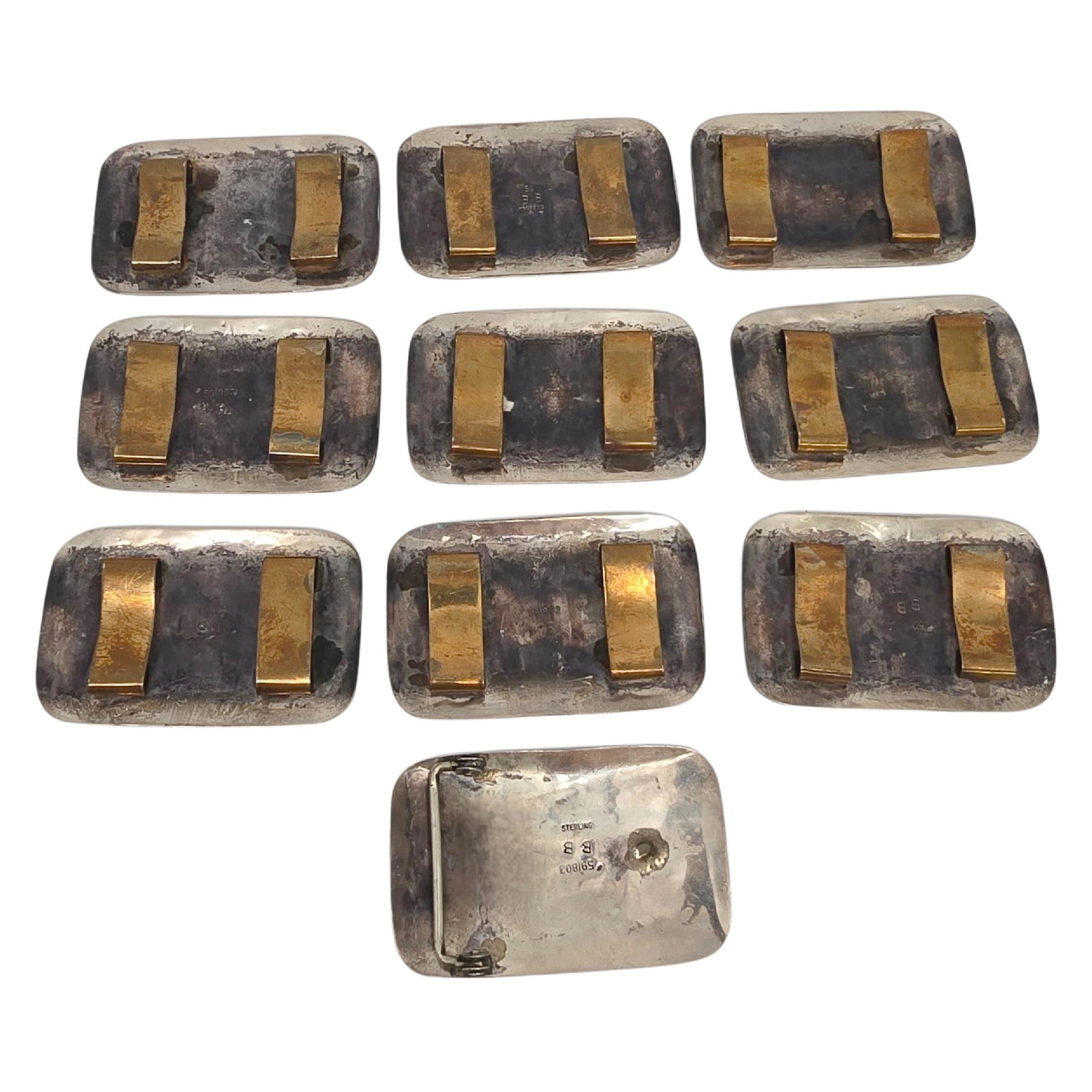 Boucle de conte en argent Benjamin Becenti et Conchos

Benjamin Becenti est bien connu pour ses pièces de storryteller. Cet ensemble de boucles de ceinture et de conchos comprend 1 boucle et 9 conchos, chacun représentant des scènes de la vie