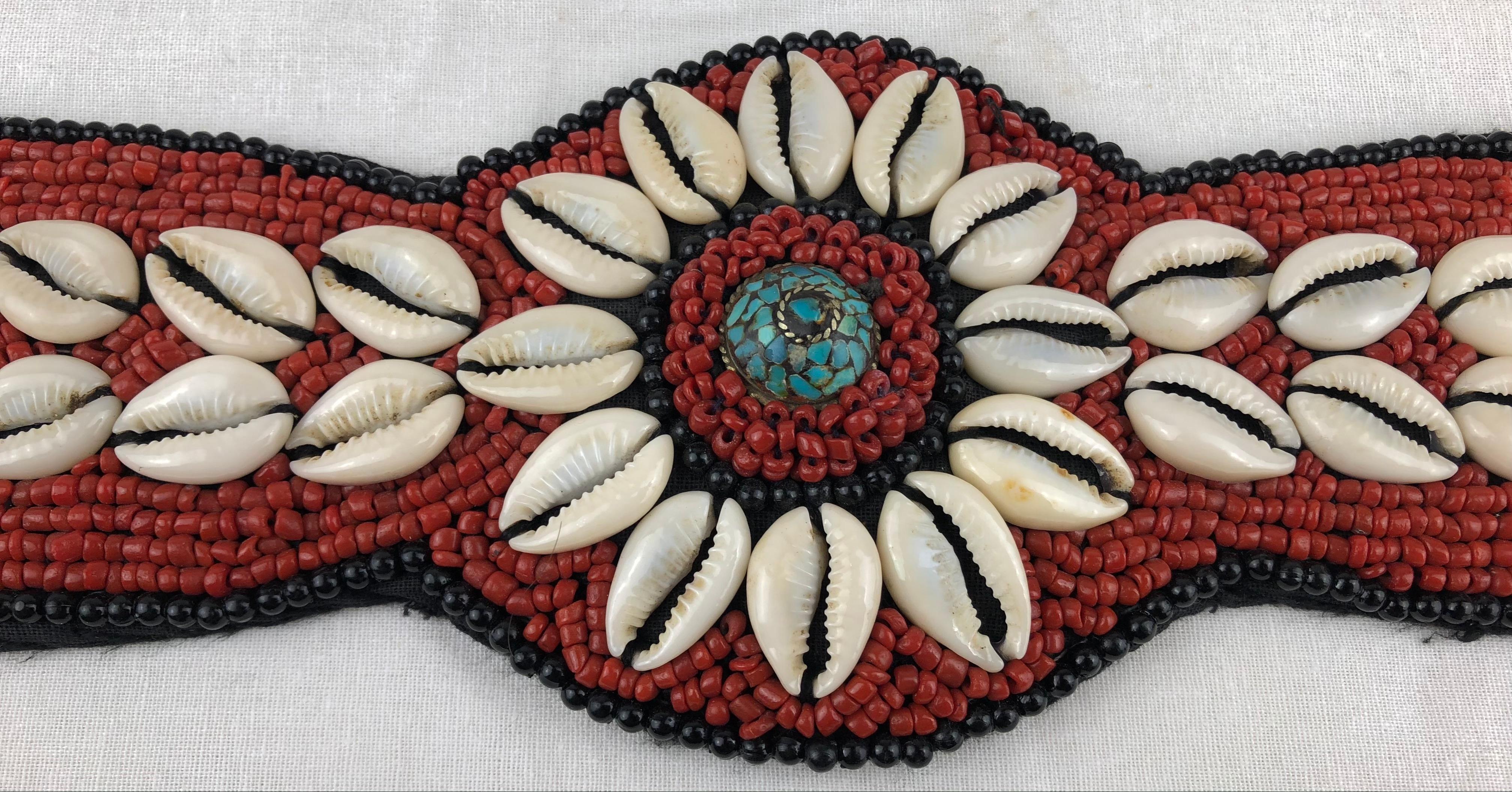 Ein atemberaubender, handgefertigter Gürtel mit einem wunderschönen Türkisstein. Dieser sehr dekorative Gürtel, der dem Shinnecock-Volk in den Vereinigten Staaten von Amerika zugeschrieben wird, würde gerahmt und aufgehängt als Wandschmuck wunderbar