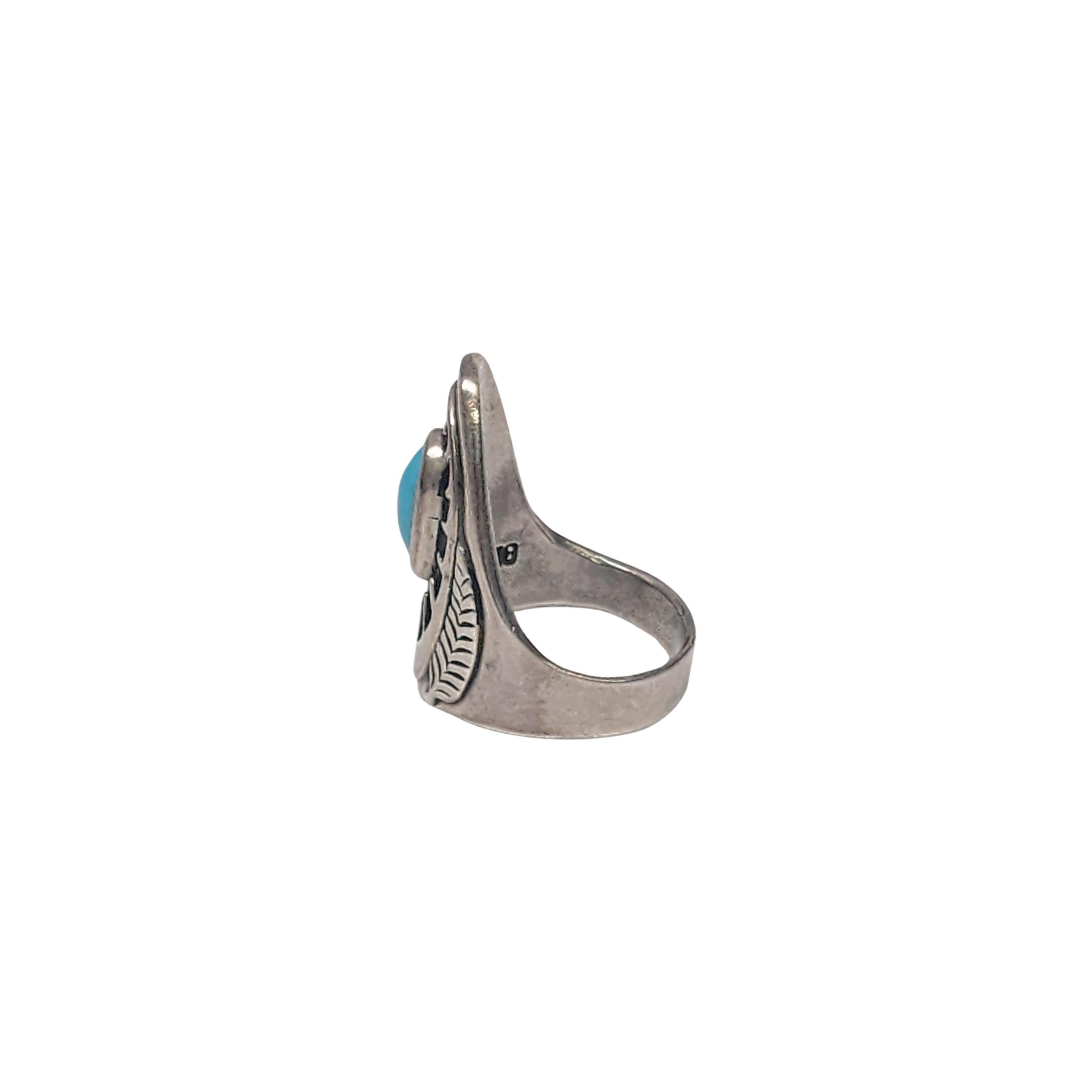 Ring aus Sterlingsilber und Türkis von Ben Nighthorse Campbell, einem Kunsthandwerker der Chyenne.

Größe 8 3/4

Auf der Vorderseite des Rings befindet sich ein ovaler Türkisstein in Lünettenfassung mit schwarzem Ätz- und Federmuster.

Wiegt ca.