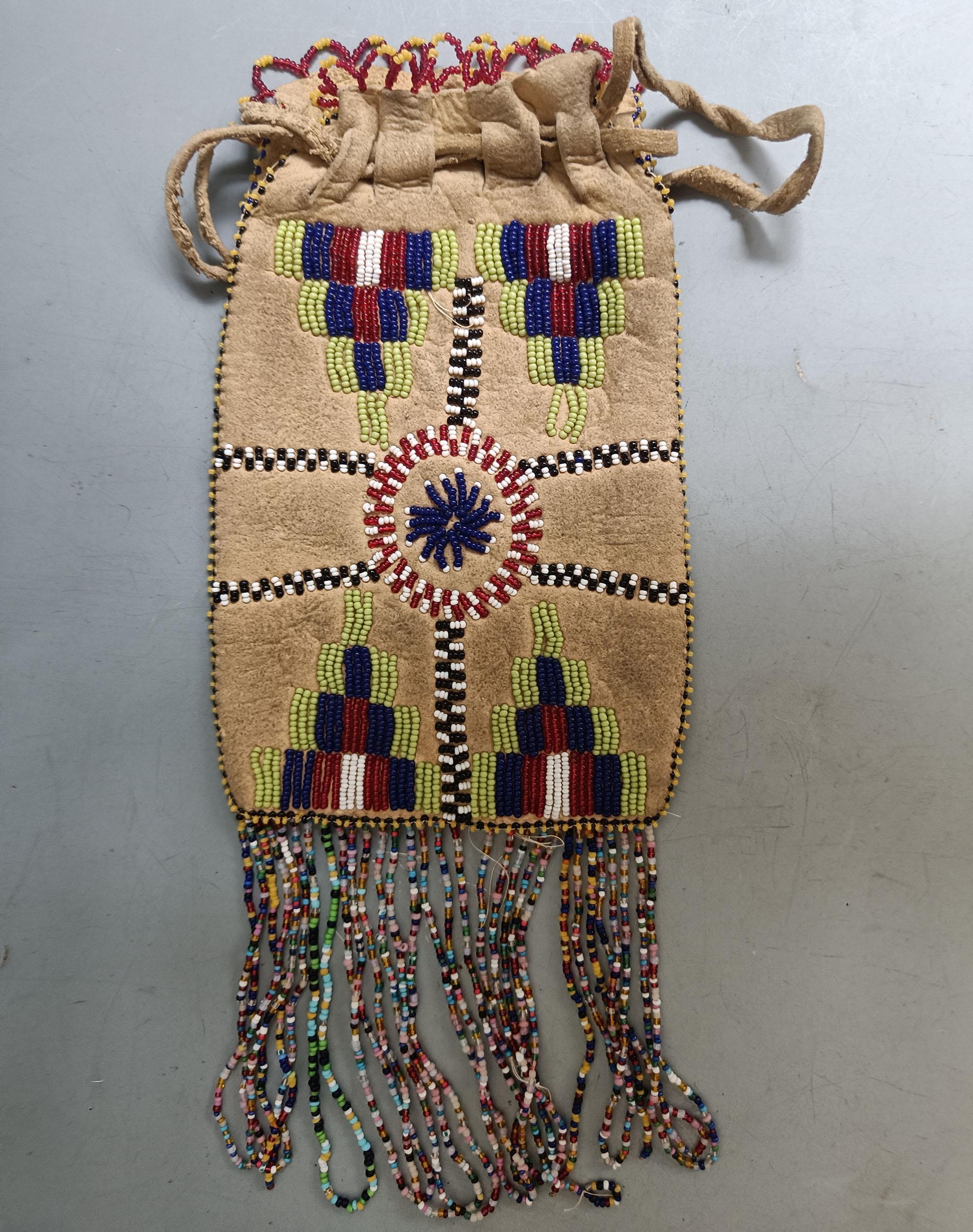 Pochette en perles amérindienne - Pieds-Noirs (Siksika / Niitsitapi), Fin 19e-début 20e siècle

Une pochette en perles finement fabriquée par les Amérindiens Pieds-Noirs des Plaines du Nord. Fabriquée en cuir tanné doux et décorée dans le style