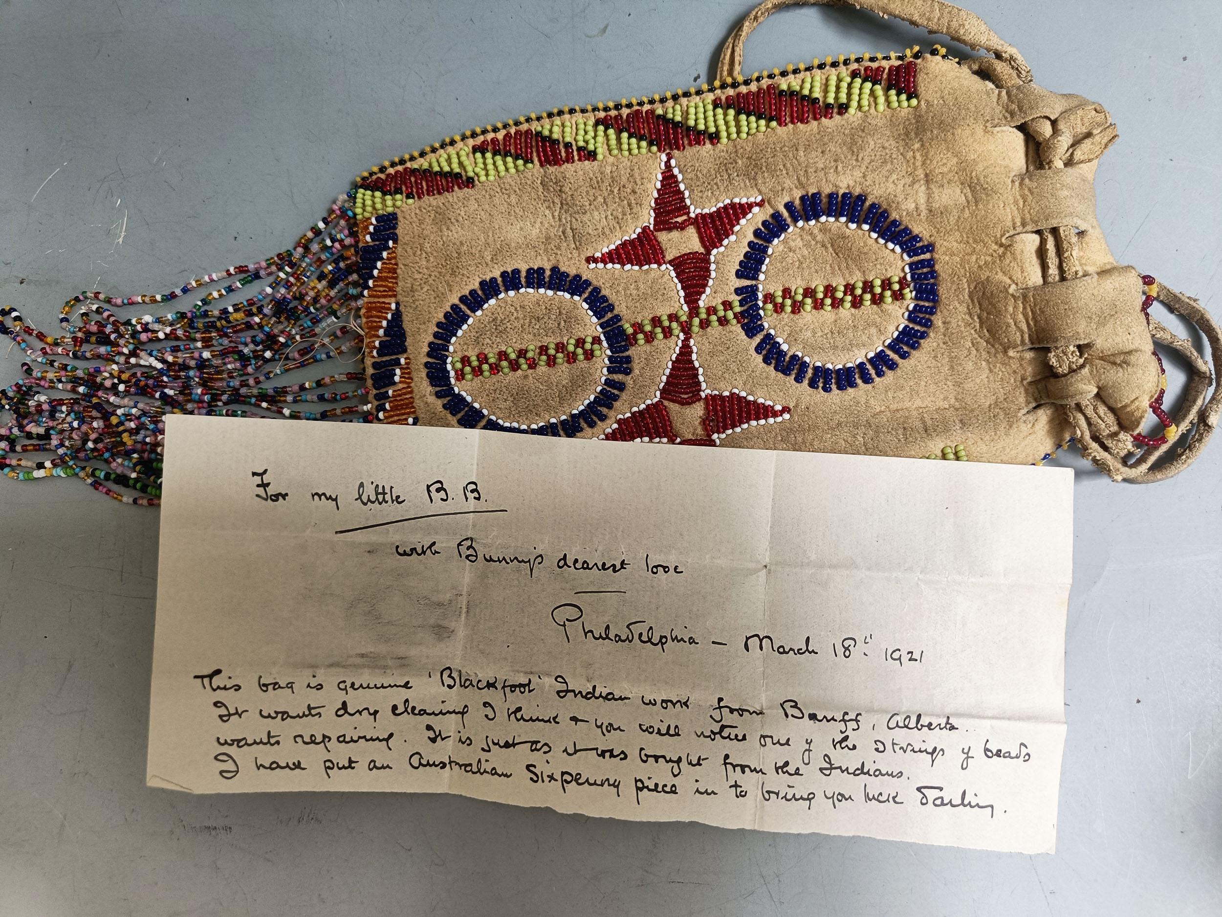 Fait main Pochette perlée Amérindienne Pieds Noirs Plaines Début du 20ème siècle en vente