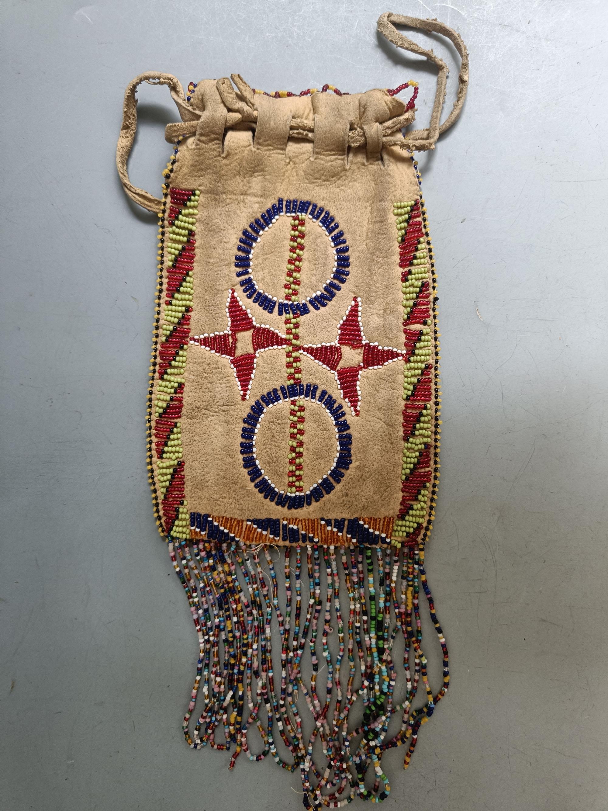 20ième siècle Pochette perlée Amérindienne Pieds Noirs Plaines Début du 20ème siècle en vente