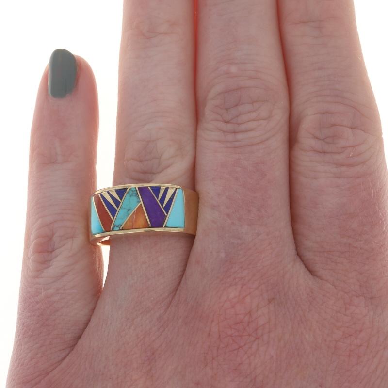 Taille : 9 1/2

Amérindien
Artisan : Calvin Begay
Affiliation tribale : Navajo

Contenu du métal : Or jaune 14k

Informations sur les pierres

Turquoise naturel
Traitement : Amélioration de routine
Coupe : Incrustation

Corail naturel
Coupe :