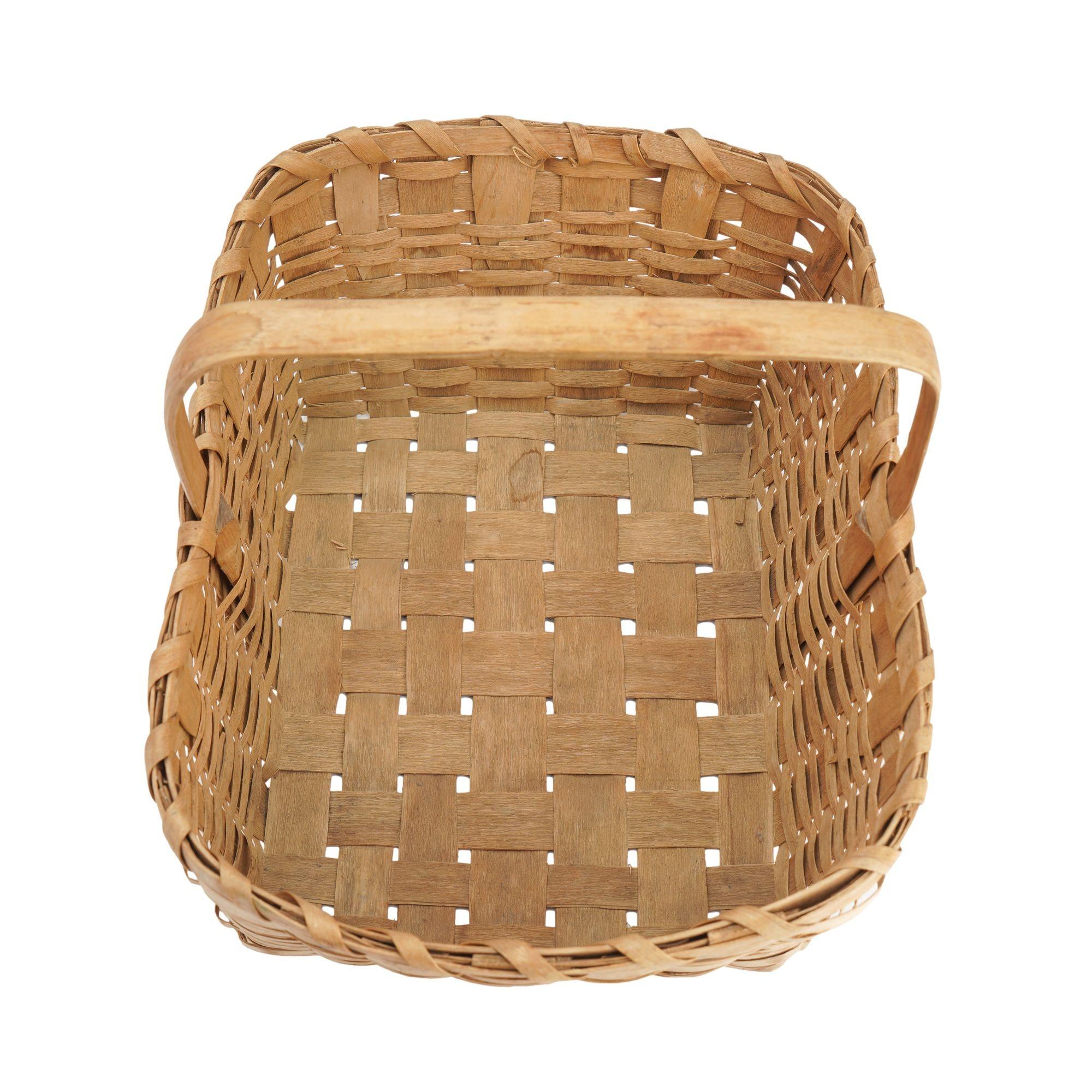 Native American carved loop handle splint ash basket, 1900-1920 For Sale 4