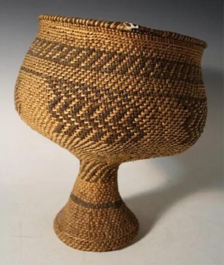 Panier unique à pied haut, avec un motif de chevrons tissés.  
Indien d'Amérique, peut-être Navajo.  Non marqué.  
