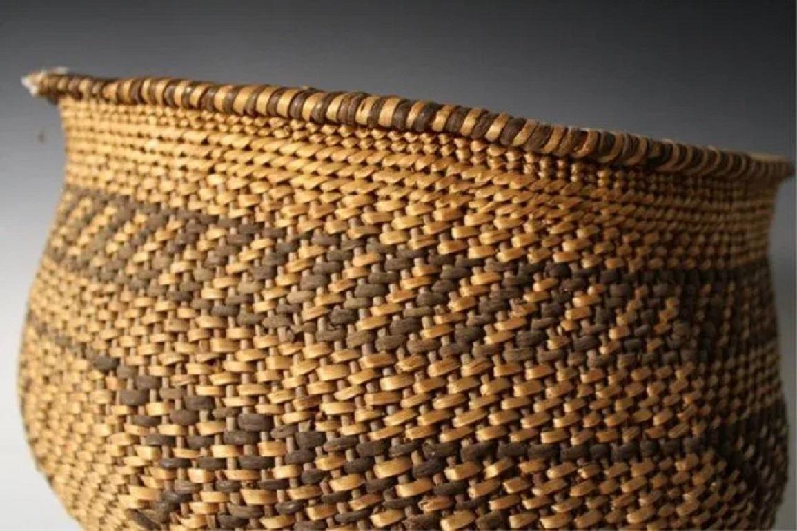 Fibre naturelle Corbeille à pied à motif chevron amérindien en vente