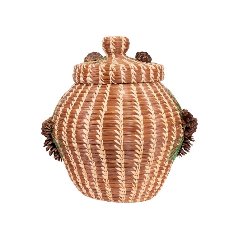 Native American Coushatta Lidded Pine Needle Basket For Sale at 1stDibs